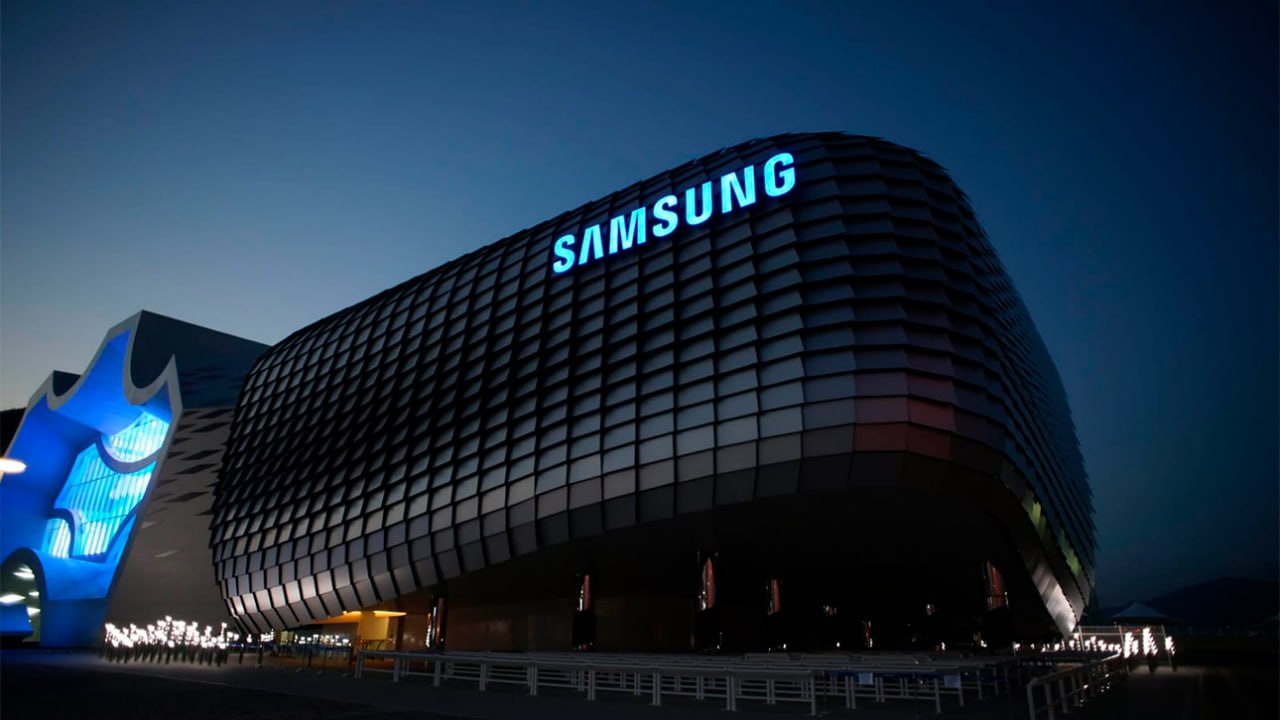 Samsung интегрирует в свои телефоны ИИ-поисковик от основанной белорусом компании Речь идет про ИИ-стартап Perplexity, который основал белорус Денис Ярац. За счет партнерства со стартапом Samsung рассчитывает снизить зависимость компании от Google. Знакомые с переговорами источники отмечают, что компании «близки к заключению сделки». Анонс партнерства ожидают в 2025 году. Samsung планирует сделать Perplexity одним из ассистентов по умолчанию в линейке Galaxy S26, запуск которой запланирован на первую половину 2026 года.