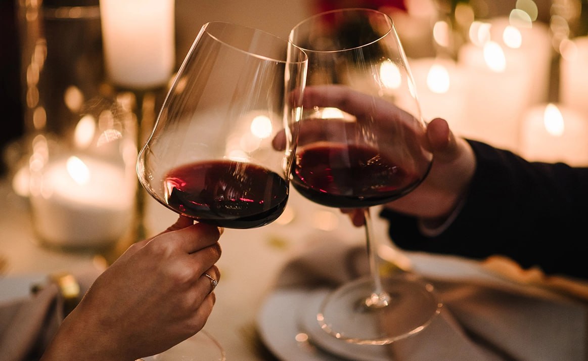 У женщин алкоголь выводится на 15 20 дольше чем у мужчин С возрастом этот процесс замедляется ещё сильнее а после 45 лет организму требуется больше времени даже для небольшого количества алкоголя Врачи предупреждают что алкоголь в любом количестве ухудшает реакцию нарушает координацию и влияет на восприятие окружающего мира независимо от пола и возраста Кубанские Новости Мы в MAX