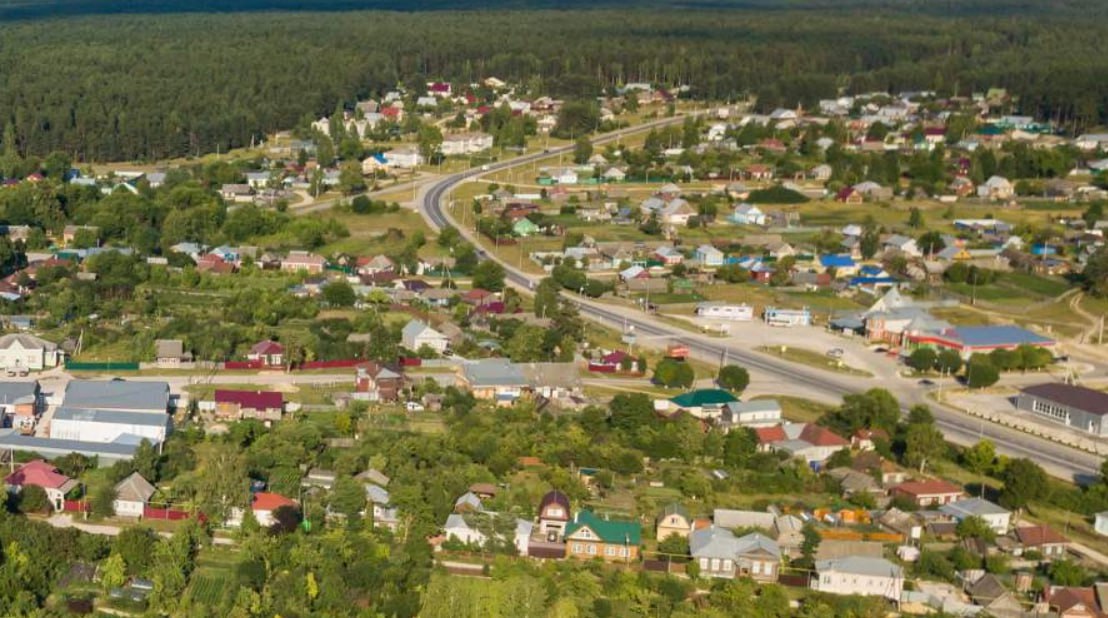 В России под угрозой исчезновения 129 малых городов - пишут «Известия» со ссылкой на исследование РАНхиГС по заказу правительства России. Среди причин — демографический спад и снижение числа предприятий малого и среднего бизнеса. Малыми называют в России города с населением до 50 тысяч жителей. По итогам переписи 2020 года, таких городов в стране — 801. Сейчас общая численность населения этих городов 3,4 млн человек, — за десять лет она сократилась на 314 тысяч. Наибольшее сокращение затронуло северные угольные, металлургические и лесопромышленные города, а также «периферийные города депрессивных регионов», говорится в статье. Наибольшее сокращение численности населения, по данным аналитиков РАНХиГС, фиксируется, например, в городах Верхний Тагил Свердловская область , Трубчевск Брянская область , Инта Коми , Кемь и Медвежьегорск Карелия , Торжок Тверская область . К этой группе в документе отнесены и периферийные города в развитых регионах: Рошаль в Подмосковье, Оха в Сахалинской области. Тема малых городов — это не про статистику, а про судьбы людей и будущее целых территорий, отметил член комитета Госдумы по строительству и ЖКХ Александр Якубовский. Основные причины — это сокращение рабочих мест после закрытия градообразующих предприятий, устаревшая инфраструктура, то есть разрушение ЖКХ, отсутствие современного транспорта, связи, медицины и массовый отток молодежи и старение населения, согласен заместитель председателя комитета Госдумы по строительству и ЖКХ Владимир Кошелев. ПОДРОБНЕЕ