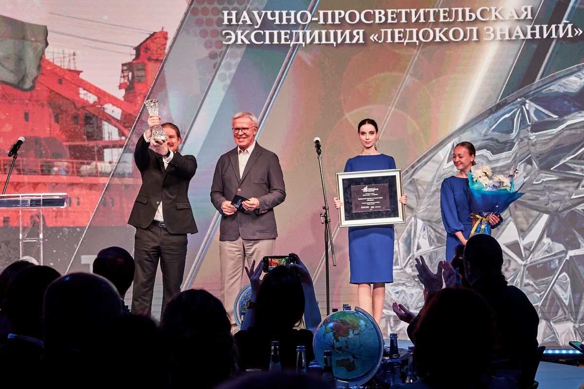 Научно-просветительский проект «Ледокол знаний» стал лауреатом национальной премии «Хрустальный компас» Проект арктической экспедиции на ледоколе «Атомфлота» был отмечен в номинации «Путешествие и экспедиция», торжественная церемония награждения прошла 29 мая в Московском международном доме музыки. Награда стала признанием значительного вклада в популяризацию науки, профориентацию и поддержку талантливой молодежи, увлеченной технологиями: за все время существования проекта его участниками стали более 350 одаренных школьников. «Ближайший рейс “Ледокола знаний” будет приурочен к 500-летию начала освоения Россией Северного морского пути, и программа экспедиции, безусловно, будет связана с этим событием. С ребятами традиционно едут лучшие эксперты атомной отрасли – это известные ученые и популяризаторы науки, общественные деятели» – прокомментировал Константин Рудер, заместитель директора департамента коммуникаций «Росатома». Подписывайтесь на «Росатом» Оставляйте «бусты» #новость #Атомфлот
