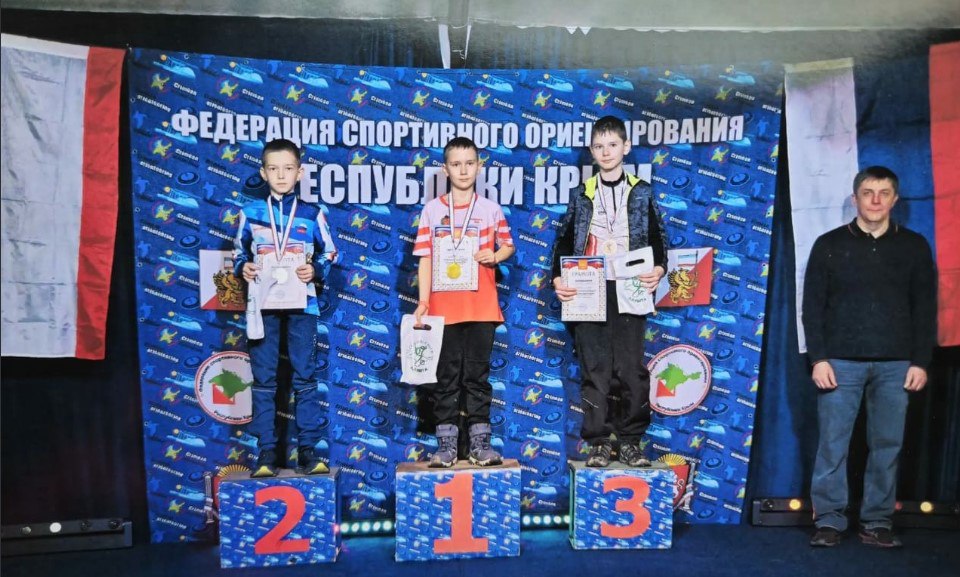 Житель Ставрополья стал призером всероссийских соревнований по спортивному ориентированию Соревнования проходили в Алуште Состязались более 500 спортсменов из 30 регионов страны Турнир стал одним из крупнейших стартов сезона и объединил сильнейших ориентировщиков России Особенно приятно что наш воспитанник Максим Назаров из городской спортивной школы 5 завоевал бронзовую медаль на спринтерской дистанции Это результат упорных тренировок парня и профессиональной работы тренера Ольги Панченко а также всей системы развития детско юношеского спорта в Ставрополе отметил глава Ставрополя Иван Ульянченко Максим Назаров вошел в тройку сильнейших ориентировщиков страны в своей возрастной категории показав высокий уровень физической и тактической подготовки ГТРК Ставрополье Читайте нас в MAX