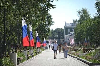 Ученые Южного федерального университета выяснили какие районы Ростова на Дону нагреваются сильнее всего Исследования показали что летом в городе образуются острова тепла Наибольшему нагреву до 50 C и более подвержены поверхности в районах с плотной застройкой При этом наблюдаются сильные температурные контрасты водные поверхности нагреваются до 28 35 C а растительность до 28 40 C Зимой эти различия менее заметны Для борьбы с перегревом ученые предлагают комплекс мер Использовать светлые и светоотражающие фасады вместо темных Активно озеленять территории Устанавливать теневые навесы козырьки и тентовые конструкции По словам экспертов такие решения уже применяемые в некоторых районах города помогают значительно снизить температуру и сделать пребывание на улице летом более безопасным и комфортным Подпишись на КП Ростов Прислать Новость