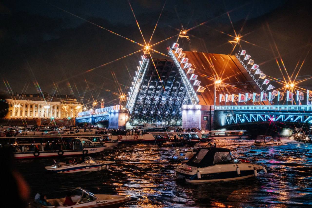 Над Невой прозвучит морской трек-лист В эти выходные звуковое шоу «Поющие мосты» будет посвящено празднованию Дня Военно-морского флота. В ночь с пятницы на субботу и с субботы на воскресенье над акваторией Невы можно будет прослушать специальный трек-лист, отражающий дух морской службы и силу отечественного флота. Прозвучат: «Марш морской пехоты» в исполнении оркестра ВМФ СССР; проникновенный «Вечер на рейде» Василия Соловьева-Седого; торжественный «Гвардейский марш ВМФ» Николая Иванова-Радкевича; легендарная песня «Крейсер «Аврора» Владимира Шаинского и Михаила Матусовского; марш «Кронштадт» в исполнении Адмиралтейского военно-морского оркестра. Поющие мосты реализуется при поддержке Комитета по печати и взаимодействию со средствами массовой информации с 2016 года. В 2024-м году Дворцовый мост «пел» 46 ночей. Фото: Дмитрий Сермяжко/«Петербургский дневник»