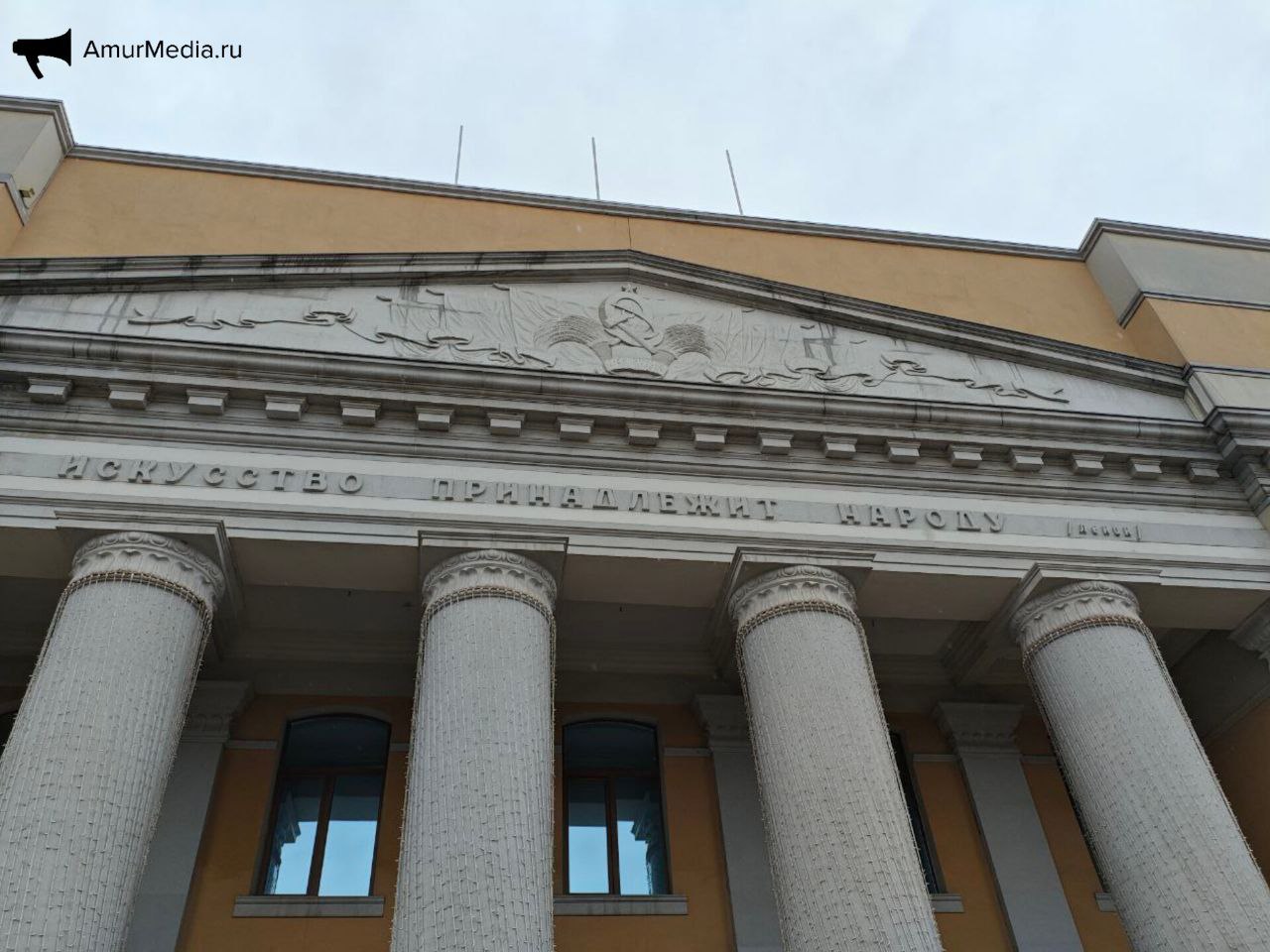 В Хабаровске по состоянию на 7 часов утра 14 мая отключений холодной воды нет В связи с гидравлическими испытаниями на тепломагистрали зоны ТЭЦ-1 и проведением работ на оборудовании ТЭЦ-1 с 00:00 часов 12 мая до 24:00 23 мая отключено горячее водоснабжение в 1399 домах. Кроме того, в связи с гидравлическими испытаниями на котельной по ул. Мельничной горячее водоснабжение отсутствует в 64 домах микрорайона Красная речка. Вчера днем на дорогах краевого центра работали 40 единиц техники, ночью — 8. С магистралей города убраны и вывезены 239 мешков мусора. Сегодня утром на городские маршруты вышла 471 единица общественного транспорта: 21 трамвай, 24 троллейбуса, 426 автобусов. AmurMedia Прислать новость