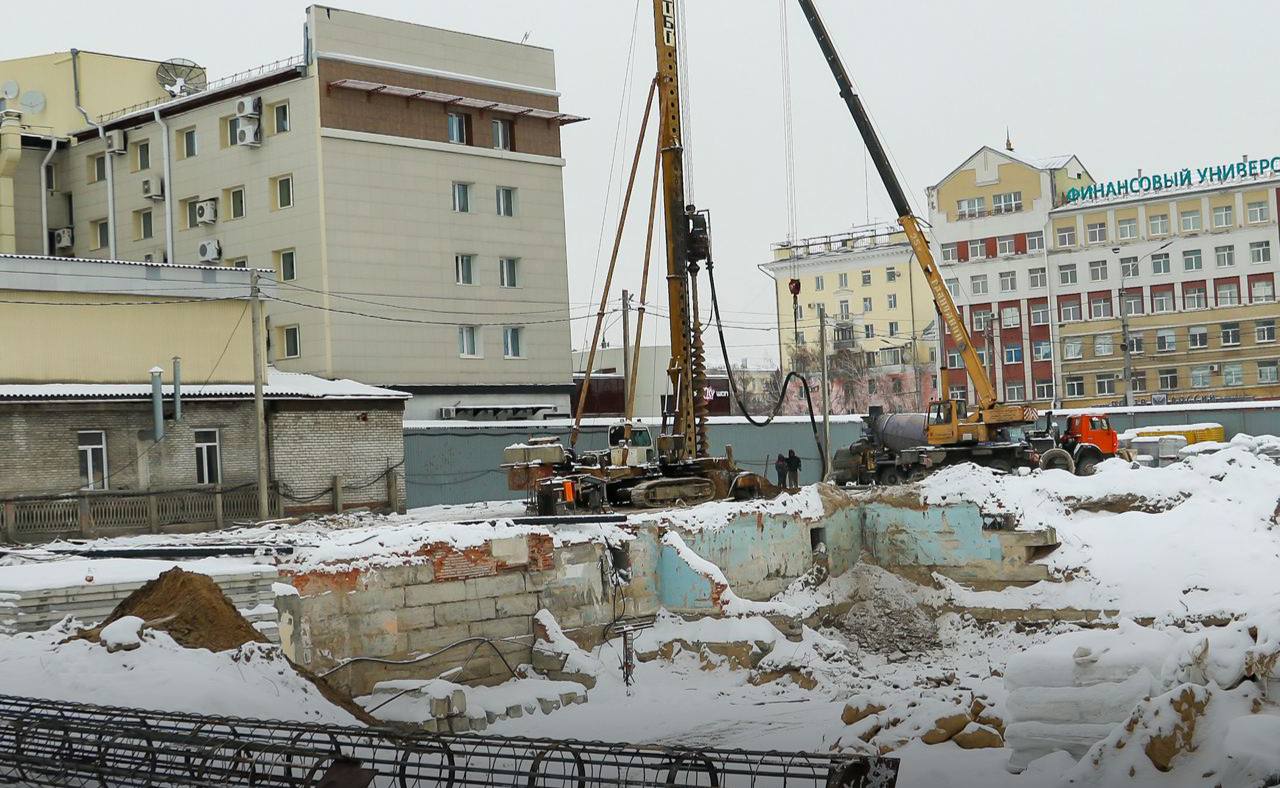 Новый ЦУМ в центре Барнаула пока остается без разрешения на строительство  Получение ключевого документа отсрочилось в связи с изменениями, внесенными в проект. В компании "Центрум" нашей редакции подтвердили: застройщик действительно еще не поулчил разрешение на возведение мультицентра. По словам представителя организации, подготовка документов для завершения процедуры продолжается.   К концу года компания планирует получить разрешение. От него напрямую зависят сроки начала строительства. Напомним, отсрочка связана со сменой технологии укрепления котлована для будущего здания.   Толк