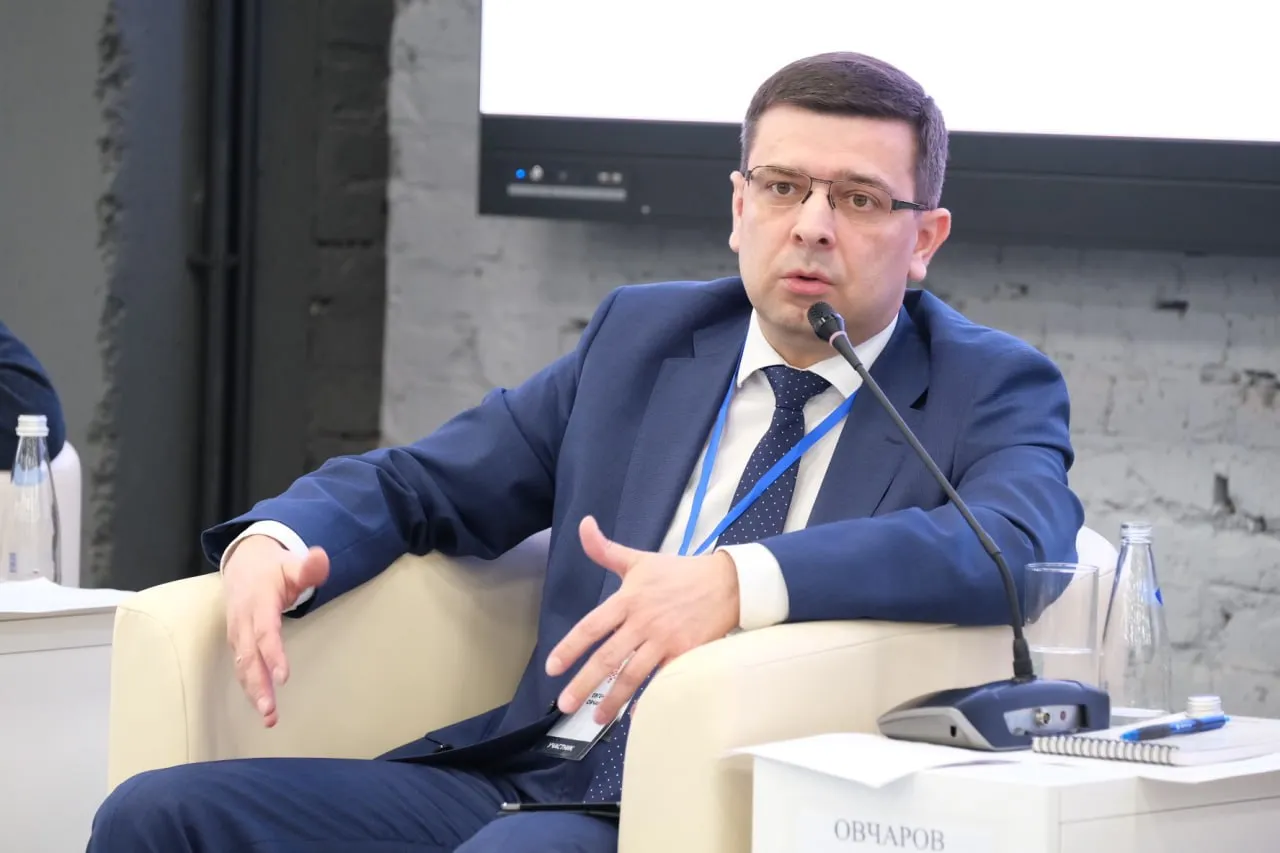 Учредитель IT компании Пармалогика Евгений Овчаров заочно арестован Мещанский суд Москвы санкционировал заочный арест учредителя IT компании Пармалогика Евгения Овчарова обвиняемого в хищении бюджетных денег По версии следствия Овчаров и иные неустановленные лица обвиняются в хищении бюджетных денежных средств в размере свыше 800 млн руб выделенных Генеральной прокуратуре РФ на развитие ведомственного программного обеспечения Напомним что год назад Пармалогика с которой в тот момент взыскивали почти 1 млрд руб приняла решение о ликвидации В свое время компания была достаточно крупным игроком 1 8 млрд руб выручки на рынке IT госзаказа СофтТех в Telegram в MAX