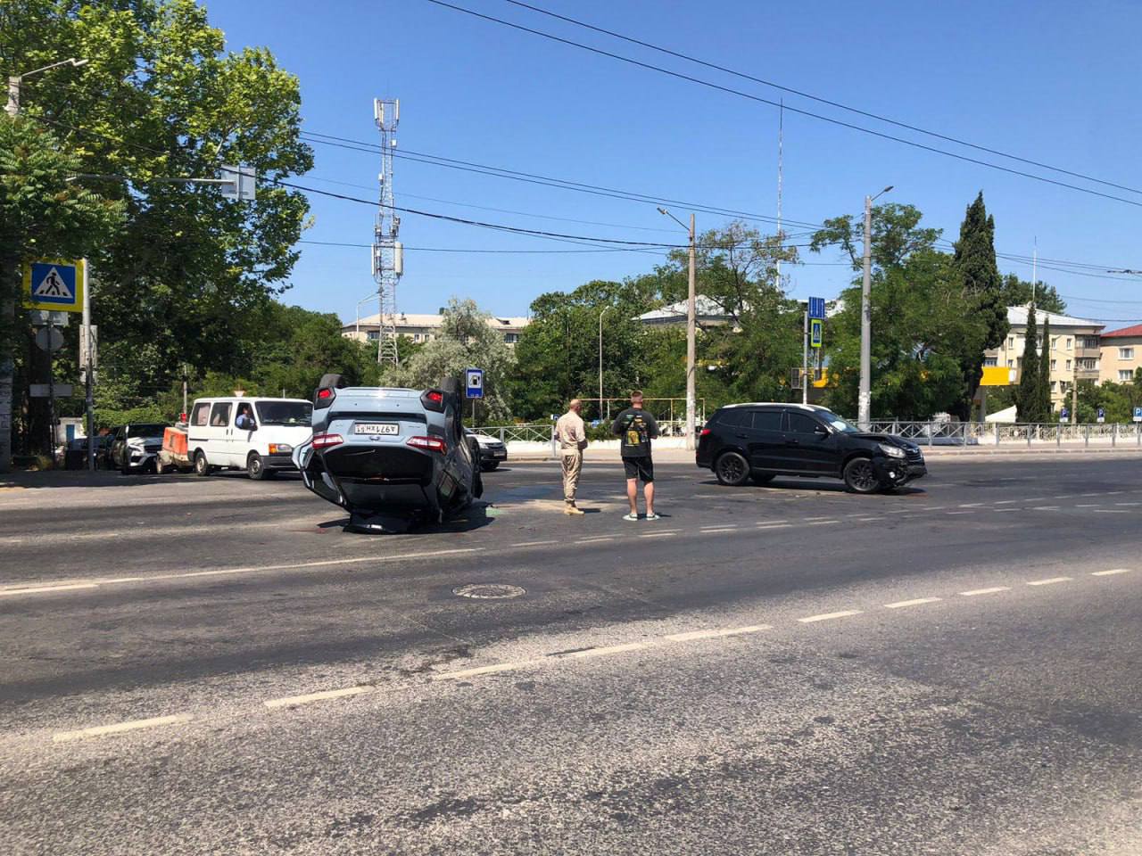 Автомобиль перевернулся на проспекте Генерала Острякова. По предварительным данным, водитель Subaru поворачивал налево, хотя дополнительная секция светофора это запрещала. В этот момент он столкнулся с Hyundai, который двигался на зеленый свет. От удара Subaru перевернулся. Обошлось без пострадавших, водители были трезвы. Обстоятельства аварии устанавливают сотрудники ГАИ Севастополя. Первый Севастопольский