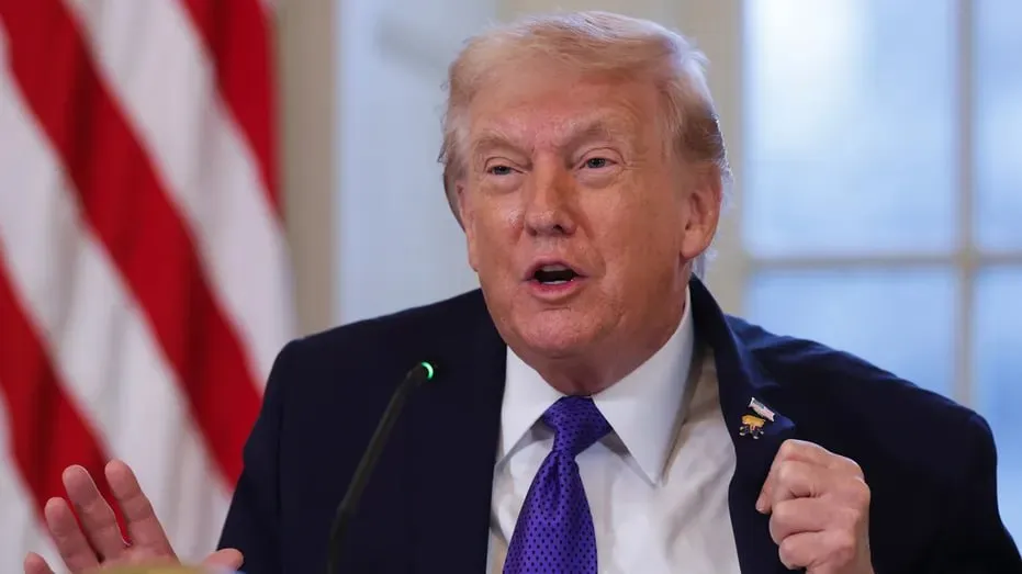 Трамп неоднократно заявлял советникам о намерении издать указы о массовом помиловании чиновников своей администрации чтобы защитить их от возможных преследований в будущем утверждает газета Wall Street Journal со ссылкой на источники Я помилую каждого кто приближался к Овальному кабинету ближе чем на 200 футов около 60 метров передает газета слова Трампа сказанные им на одной из недавних встреч Как сообщает издание в 2025 году во время беседы с советниками Трамп заявил что намерен провести пресс конференцию и объявить о массовых помилованиях перед тем как покинет свой пост в январе 2029 г За первый год своего второго срока Трамп подписал уже около 1 6 тысячи помилований что резко контрастирует с его первым сроком когда за весь четырехлетний период было зафиксировано лишь 238 таких актов согласно подсчетам издания Основную массу нынешних помилований или порядка 1 5 тысяч составили участники событий у Капитолия 6 января 2021 года которых Трамп помиловал в свой первый же день в офисе