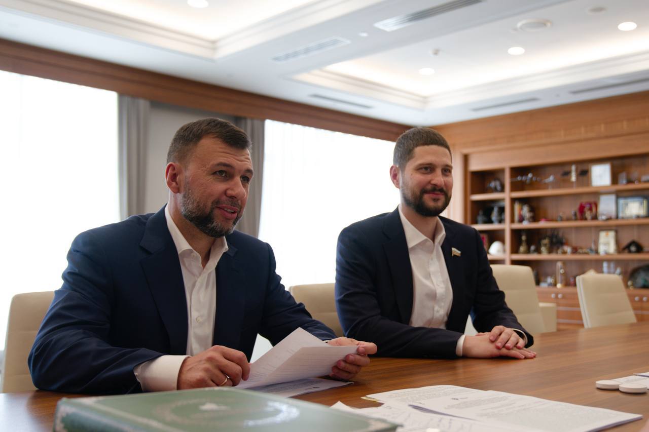 Министр строительства и ЖКХ РФ Ирек Файзуллин провел рабочую встречу с Главой Донецкой Народной Республики Денисом Пушилиным Обсудили восстановительные работы, ход строительства ключевых инфраструктурных объектов, а также развитие жилищного строительства. Также во встрече принял участие сенатор РФ от ДНР Александр Волошин. Отдельное внимание уделили развитию и восстановлению донецко-макеевской агломерации — системная работа направлена на создание удобного транспортного сообщения между двумя крупными городами, развитие этих территорий, строительство нового современного жилья. На территории ДНР силами регионов-шефов и государственных организаций развернуто масштабное строительство: сегодня в работе находится 15 825 объектов. Восстанавливаются многоквартирные дома, модернизируется и обновляется коммунальная инфраструктура. В работы вовлечено более 9 тысяч строителей и 1385 единиц спецтехники. Большое внимание уделяется строительству современных образовательных учреждений, высокотехнологичных медицинских центров, МФЦ, различных социальных объектов и точек притяжения. Активно ведутся работы по благоустройству, создаются парки и скверы. Жители Республики могут принять участие во Всероссийском голосовании за объекты благоустройства, которая продлится до 12 июня. Жилищное строительство — важная составляющая развития любого региона. Для повышения доступности жилья для всех жителей воссоединенных регионов действует льготная ипотека под 2%, распространяемая на новостройки. Всего в регионе в высокой степени проработки находится 71 проект инвестиционного жилищного строительства, действует 35 разрешений на строительство. Участки под строительство будут обеспечены всей необходимой инфраструктурой. В регионе работает 25 застройщиков, для них действуют льготные условия. Для увеличения объемов жилищного строительства ведется активная работа по вовлечению в оборот земельных участков, увеличению градпотенциала, настраиванию процессов с банками. Социально-экономическое развитие, рост промышленности, создание новых рабочих мест и привлечение инвестиционное привлекательности региона происходит в рамках специализированной программы, куратором которой является Минстрой России. Механизмы свободной экономической зоны СЭЗ позволяют бизнесу развивать свои компании на специализированных условиях с преференциями и льготами.