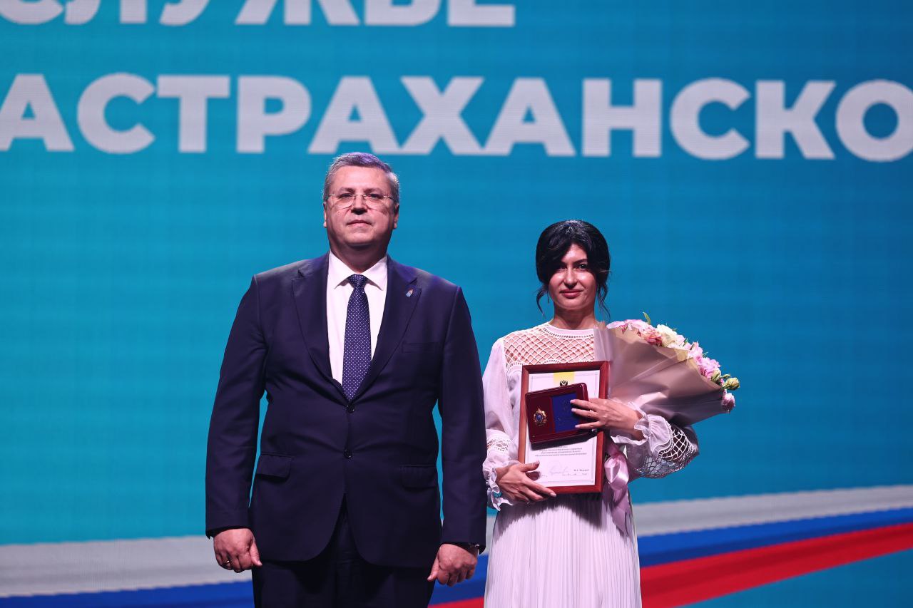 В Астрахани состоялась церемония награждения лучших врачей онкологического диспансера По случаю 80 летнего юбилея службы онкологической помощи региона заместитель губернатора и председатель правительства Астраханской области Денис Афанасьев наградил лучших работников государственными и региональными знаками отличия Подробнее   astrakhan su 338239 Мы в Max Подпишитесь