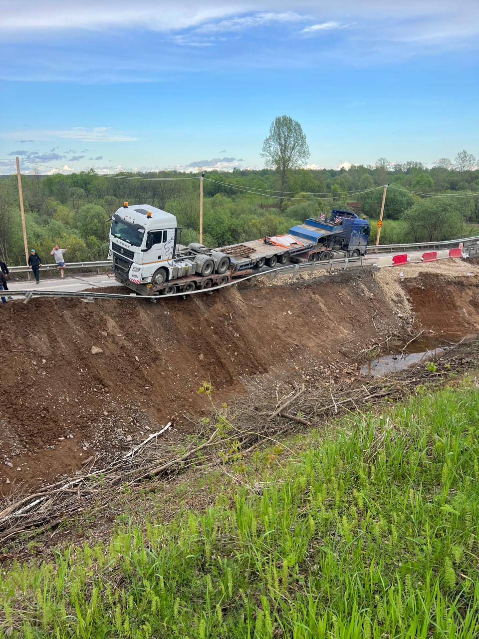 Движение по мосту, рядом с которым съехала фура, восстановили за час ДТП произошло в селе Васильково Советского района. – На объездной дороге у моста через реку Кокшага произошел съезд грузовика. Водитель не рассчитал радиус поворота и свои габариты. Чуть не рухнул в кювет. Перекрыл дорогу – единственный проезд для транспортных средств. Подрядчик сработал оперативно. Вытащил виновника при помощи спецтехники, – сообщили в минтрансе региона.