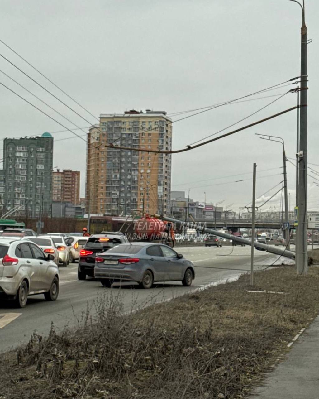 На Ямашева парализовано движение из за упавшего столба пишут читатели в бот Пробка растянулась на несколько км Казань на Максималках