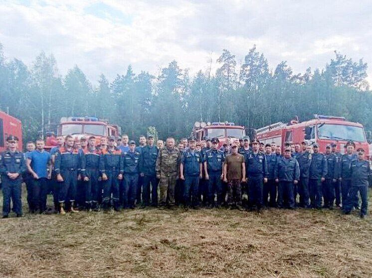Воронежские пожарные вернулись домой после того, как несколько дней боролись с огнем в заповеднике Липецкой области. Пожар бушевал несколько дней в Воронежском биосферном заповеднике. Сейчас активного горения нет, но все еще можно увидеть небольшие очаги задымления. Чтобы предотвратить повторное возгорание, работают бульдозеры, прокладывающие минерализованные полосы, а также проливают места, где уже потушили огонь. Пожар охватил около 500 га заповедника, но отдельные очаги были небольшими - до 5 га. С огнем боролись 280 человек, включая пожарных, спасателей и добровольцев, лесников, а также использовались 94 единицы техники, включая вертолеты и самолет ИЛ-76. Замеры воздуха в ближайших населенных пунктах показали, что все в норме.
