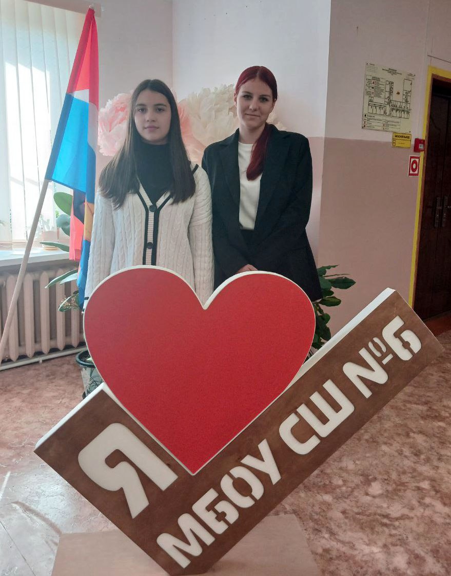 Два губернаторских стипендиата Александрова Елизавета и Черных Алёна из Козыревской школы вошли в десятку лауреатов стипендии Губернатора Камчатского края в 2025 году Ученицы 9 и 11 классов МБОУ СШ 6 п Козыревска Усть Камчатского округа выбраны из числа лучших учеников региона Данная стипендия присуждается ежегодно и направлена на поддержку учеников общеобразовательных организаций в Камчатском крае проявивших выдающиеся способности Лауреатам стипендии Губернатора Камчатского края положена ежемесячная выплата по 10 000 рублей получать они её будут в период с 1 сентября 2025 года по 31 мая 2026 года Торжественная церемония вручения дипломов лауреатам губернаторской стипендии в этом году планируется 9 сентября в Петропавловске Камчатском устькамчатскийокруг ВладимирСолодов ГубернаторскаяСтипендия