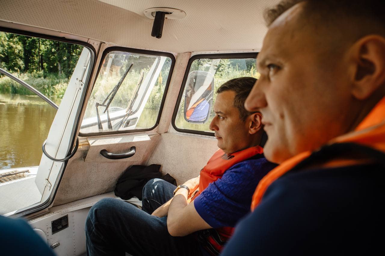 Тускарь, Сейм и Курское водохранилище спасут от обмеления Без внимания эта проблема может пагубно сказаться и на экологии, и на обеспечении города водой, отметил врио губернатора Александр Хинштейн. Накануне он лично посмотрел состояние реки Тускарь и отметил, что на многих участках можно проплыть только на воздушной подушке: где-то река обмелела почти до дна, а где-то движению мешают заросли, мусор и поваленные деревья. Беспокойство вызывает и состояние Курского водохранилища: за последние годы его площадь сильно сократилась. В планах — расширить акваторию, что усилит питание Тускари и Сейма. — Соответствующий проект есть: на 2026-2030 годы его финансирование заложено в федеральной программе, — подчеркнул врио губернатора. Уже начали работы по расчистке Тускари от Курского водохранилище до места впадения в Сейм и укреплению берега. Это около 18 км. Работы обещают закончить в 2028 году. Кроме того, региональным Минприроды выявлено около 100 незаконных строений, закрывающих свободный доступ к реке. По 59 уже начаты проверки. В 2026 году также начнут расчищать реку Сейм. Длина участка, начинающегося в деревне Голубицкая и заканчивающегося в посёлке Ворошнево, составит 16 км. Фото из телеграм-канала Александра Хинштейна Сейм Курская область