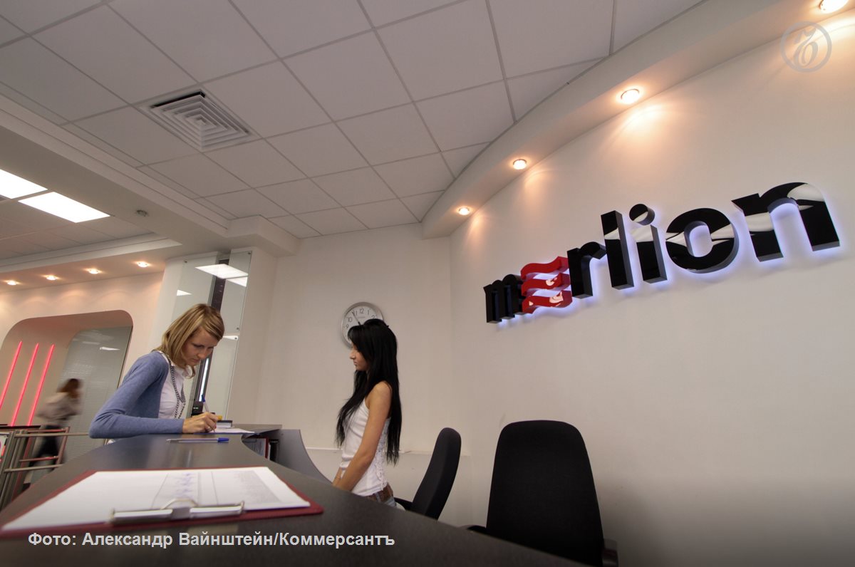 От 14 до 19 лет строгого режима получили шестеро фигурантов уголовного дела о коррупции и фальсификации доказательств в отношении руководства компании Merlion с целью получения ее активов а также вымогательства взятки в 15 млрд руб за прекращение расследования Самые большие сроки получили экс начальник СУ СКР по Северо Западному административному округу Москвы Сергей Ромодановский сын экс главы ФМС генерал полковника Константина Ромодановского и его подчиненный Рустам Юсупов также сын генерала возглавлявший Хорошевский межрайонный следственный отдел Самое мягкое наказание в 14 лет назначили адвокату Вадиму Лялину который услышав цифру рухнул без чувств Подписывайтесь на Ъ Оставляйте бусты