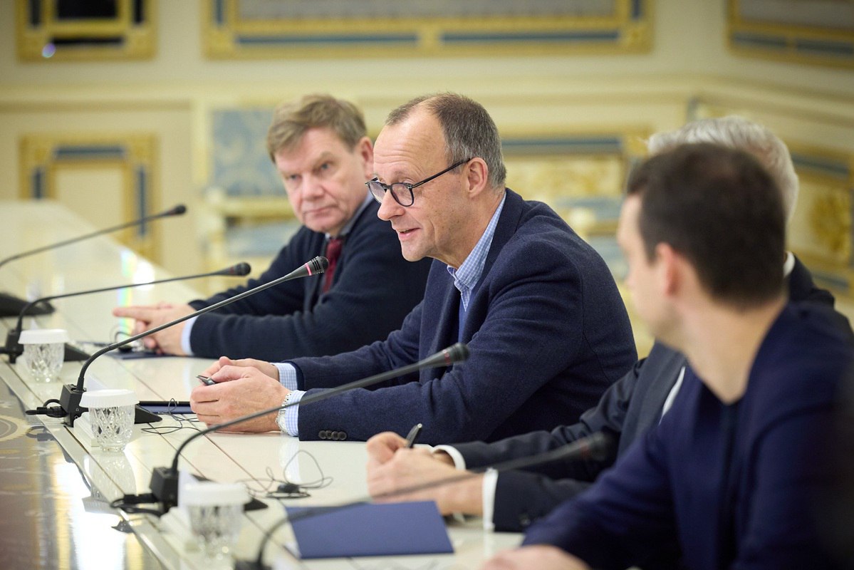 Мерц анонсировал новый пакет санкций против России БЕРЛИН 14 ноября ФедералПресс Федеральный канцлер Германии Фридрих Мерц сообщил что Евросоюз планирует подготовить очередной пакет ограничительных мер против России Он заявил это на брифинге и уточнил что европейские структуры намерены завершить работу в ближайшие недели Подробнее