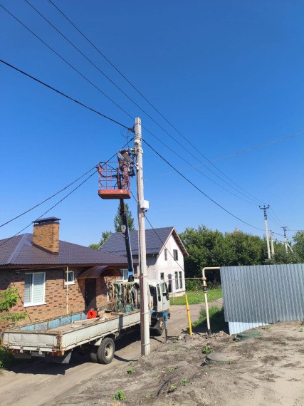 В пригородах Ульяновска освещают новые участки 30 июля была подключена к электричеству система из 80 современных светодиодных светильников, установленных по поручению главы города Александра Болдакина в квартале многодетных семей в селе Луговое по улице Лазурной и прилегающим переулкам Ранее жители Белого Ключа обратились по этому вопросу на личный приём к губернатору Ульяновской области Алексею Русских, а жители Лаишевки - к Александру Болдакину Как доложил директор МБУ «Горсвет» Роман Исаев, в посёлке Белый Ключ включено освещение на протяжении 300 метров по улице 6-й Садовой, а также на детской игровой площадке в селе Лаишевка на улице Пензенской. Для этого были смонтированы железобетонные опоры, самонесущий изолированный провод и светильники.