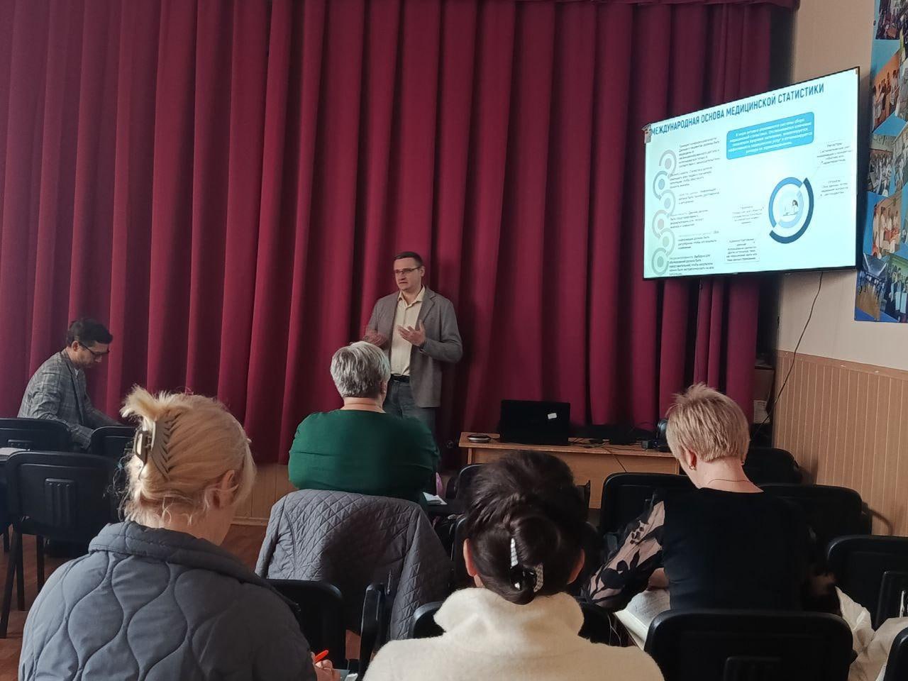 Федеральные эксперты поделились опытом с медицинским сообществом Херсонской области Завершился рабочий визит специалистов Центрального научно исследовательского института организации и информатизации здравоохранения ЦНИИОИЗ Минздрава России в Херсонскую область Серия мероприятий была направлена на повышение эффективности работы системы здравоохранения региона В рамках визита состоялись Семинары для сотрудников МИАЦ и главных врачей Консультации по актуальным вопросам Совещания с руководством Министерства здравоохранения Херсонской области Центральной темой стали практические аспекты работы Наша цель оказание организационной и методической помощи руководителям и специалистам медицинских организаций Еще одна из целей это подготовка к новым изменениям в законодательстве которые у нас ежегодно происходят в здравоохранении в том числе знакомство с новациями законодательства об обязательном медицинском страхования отметил Павел Митрошин начальник управления по взаимодействию с регионами ФГБУ ЦНИИОИЗ Минздрава России А также нюансы ведения учетно отчетной документации медицинской документации И подготовка к сдаче годовой отчетности добавил Никита Голубев начальник управления статистики ФГБУ ЦНИИОИЗ Минздрава России Проведенные встречи стали важным этапом в укреплении профессионального взаимодействия между федеральными экспертами и медицинским сообществом региона