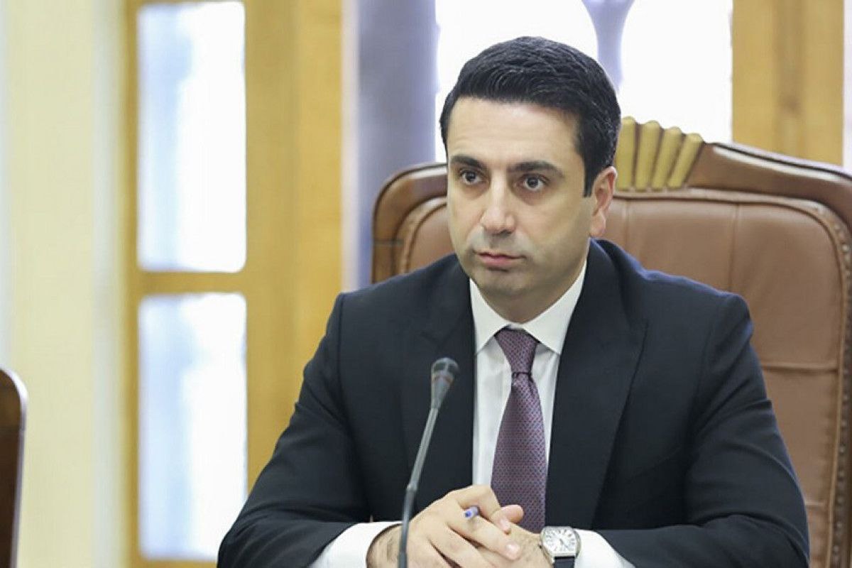 Спикер Нацсобрания Армении Ален Симонян назвал российских журналистов «манкуртами», «обезьянами» и «дегенератами» и предложил закрыть вещание российских телеканалов на территории Армении  «Я считаю, что на фоне происходящего  речь идёт о материалах российских СМИ по поводу противостояния армянских властей с Церковью  мы должны очень серьёзно обсудить вопрос прекращения трансляции российских телеканалов на территории Армении»,  — заявил журналистам Симонян.   Царьград.ТВ — Не боимся говорить правду   Подпишись