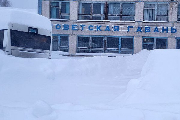 Аэропорт Советской Гавани в Хабаровском крае временно закрывали для расчистки снега Очистка взлетно посадочной полосы стала причиной временного закрытия аэропорта города Советская Гавань в Хабаровском крае Об этом сообщает ТАСС со ссылкой на данные аэропорта Хабаровска Аэропорт Советской Гавани закрыт до 17 00 10 00 мск прим ТАСС в связи с очисткой взлетно посадочной полосы говорится в сообщении Ранее в ГУ МЧС по краю сообщали что на востоке региона в том числе в Советско Гаванском районе 27 и 28 октября ожидаются сильные осадки отложение мокрого снега и усиление ветра до 18 23 м с 28 октября на побережье ветер может усилиться до 23 28 м с aviaru net n289158