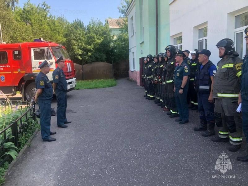Плановые учения в детском центре искусств Краснозаводска  Сотрудники Сергиево-Посадского пожарно-спасательного гарнизона провели плановые учения в детском центре искусств.    Основная цель – проверка готовности к действиям при пожарах в местах с массовым пребыванием людей.    В рамках тренировки отработаны:     Организация управления и оценка обстановки;   Поиск и спасение людей;     Взаимодействие с сотрудниками учреждения;     Определение ближайших водоисточников.   Регулярные тренировки на объектах с массовым пребыванием людей являются залогом оперативности и слаженности действий в случае реальной чрезвычайной ситуации.