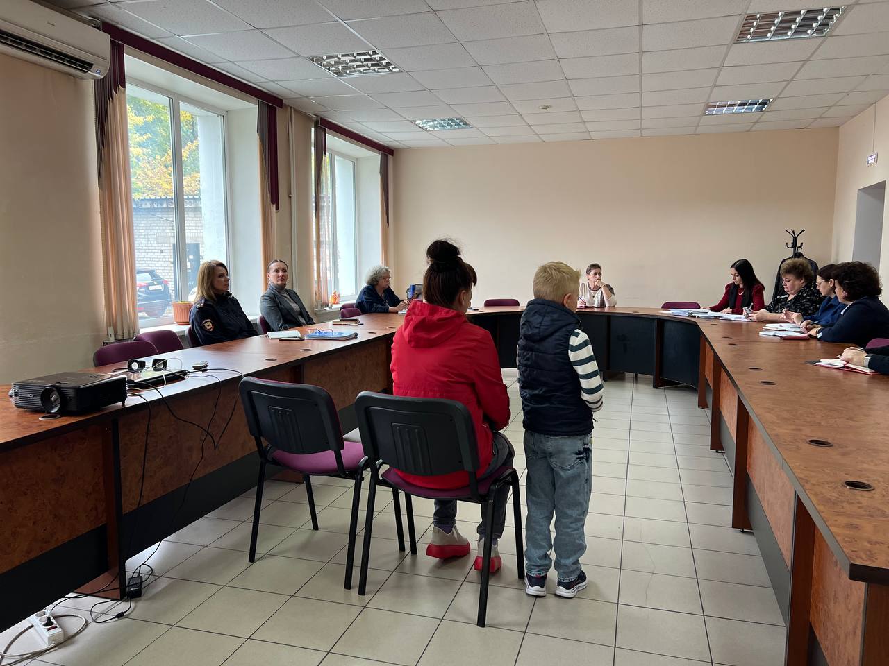 В Белогорске 28 августа состоялось очередное заседание комиссии по делам несовершеннолетних и защите их прав Участниками заседания прошедшего под председательством заместителя главы по социальной политике Ольги Саяпиной стали представители органов системы профилактики межмуниципального отдела МВД России Белогорский а также руководители и представители учреждений соцсферы 41 дело рассмотрено в отношении родителей за ненадлежащее исполнение родительских обязанностей по воспитанию детей сообщила начальник отдела по обеспечению деятельности КДН и ЗП Лада Новикова Среди них 12 дел за нарушение детьми комендантского часа 9 за совершение несовершеннолетними антиобщественных действий 5 за нахождение детей у водоёмов без присмотра или их купание 15 за распитие родителями алкогольных напитков и скандалы в присутствии детей К родителям применены меры воздействия в соответствии с Кодексом об административных правонарушениях 16 человек оштрафованы на суммы от 500 до 1 тысячи рублей остальные получили предупреждения Также было рассмотрено дело в отношении подростка утратившего паспорт и в отношении гражданина вовлёкшего несовершеннолетнего в употребление пива ему выписан штраф в размере 1 5 тысячи рублей Помимо этого рассмотрены три дела в отношении мужчины вовлёкшего подростков в курение Гражданин был оштрафован на общую сумму 6 тысяч рублей На заседании также рассмотрели акты обследования условий жизни в отношении трёх семей Факты семейного неблагополучия не подтвердились пояснила Лада Новикова С этими родителями проведены профилактические беседы но на учёт семьи не поставлены На данный момент на учёте состоит 41 семья в которых воспитывается 96 детей Специалисты напоминают что в случае выявления семейного неблагополучия важно не оставаться в стороне Сообщить о фактах ненадлежащего исполнения родительских обязанностей можно по телефону доверия межмуниципального отдела МВД России Белогорский 8 41641 2 33 60 или 102