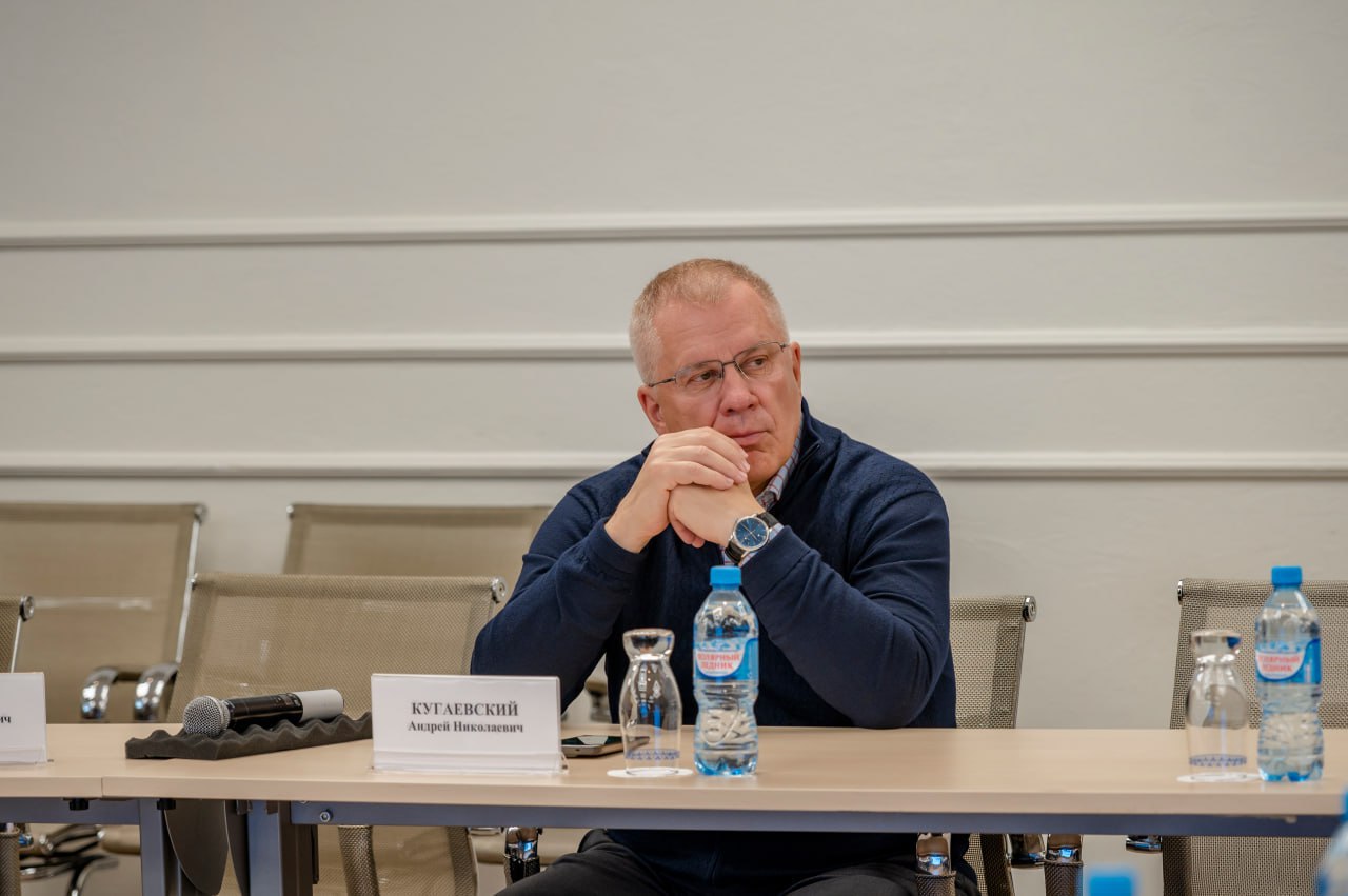 Глава Ямальского района Андрей Кугаевский уходит в отставку Андрей Николаевич будет представлять интересы жителей региона в Законодательном Собрании ЯНАО Об этом Кугаевский сообщил в своём телеграм канале Все эти 20 лет руководства районом были для меня огромной честью Когда я оглядываюсь назад вижу не просто хронологию событий а нашу с вами общую историю Вместе мы прошли долгий и достойный путь Спасибо каждому из вас за поддержку мудрость советы и порой справедливую критику Я буду и дальше отстаивать интересы Ямала и трудиться на благо его жителей Всегда на связи и открыт для общения Вести Ямал l ТГ l ВК l САЙТ