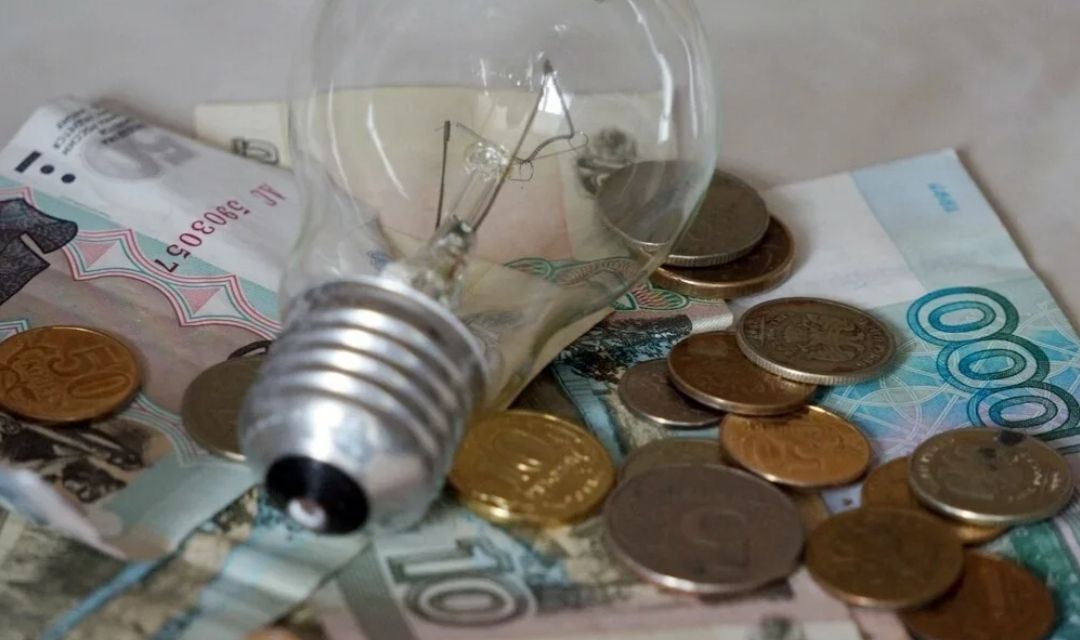 Общая задолженность УК и ТСЖ Вологодской области за электроэнергию превысила 156 млн рублей Из них просроченная задолженность составила 69 7 млн рублей Антирейтинг по долгам перед энергетиками возглавили сразу три управляющие компании из Вологды ООО РЭС 12 9 3 млн рублей ООО УК РЭС 12 плюс 6 2 млн рублей ООО УК РЭС 3 5млн рублей В топ 3 недобросовестных ТСЖ вошли ТСЖ Ярославская 33 Вологды более 600 тыс руб ТСЖ Первомайская 38 А из Череповца 451 тыс руб ТСЖ Успех из Вологды свыше 288 тыс руб В Северной сбытовой компании напомнили что если собственники обнаружили в чёрном списке свою УК или ТСЖ хотя своевременно вносят платежи то они могут обратиться в Министерство благоустройства содержания территорий и Госжилнадзор с заявлением о проведении проверки