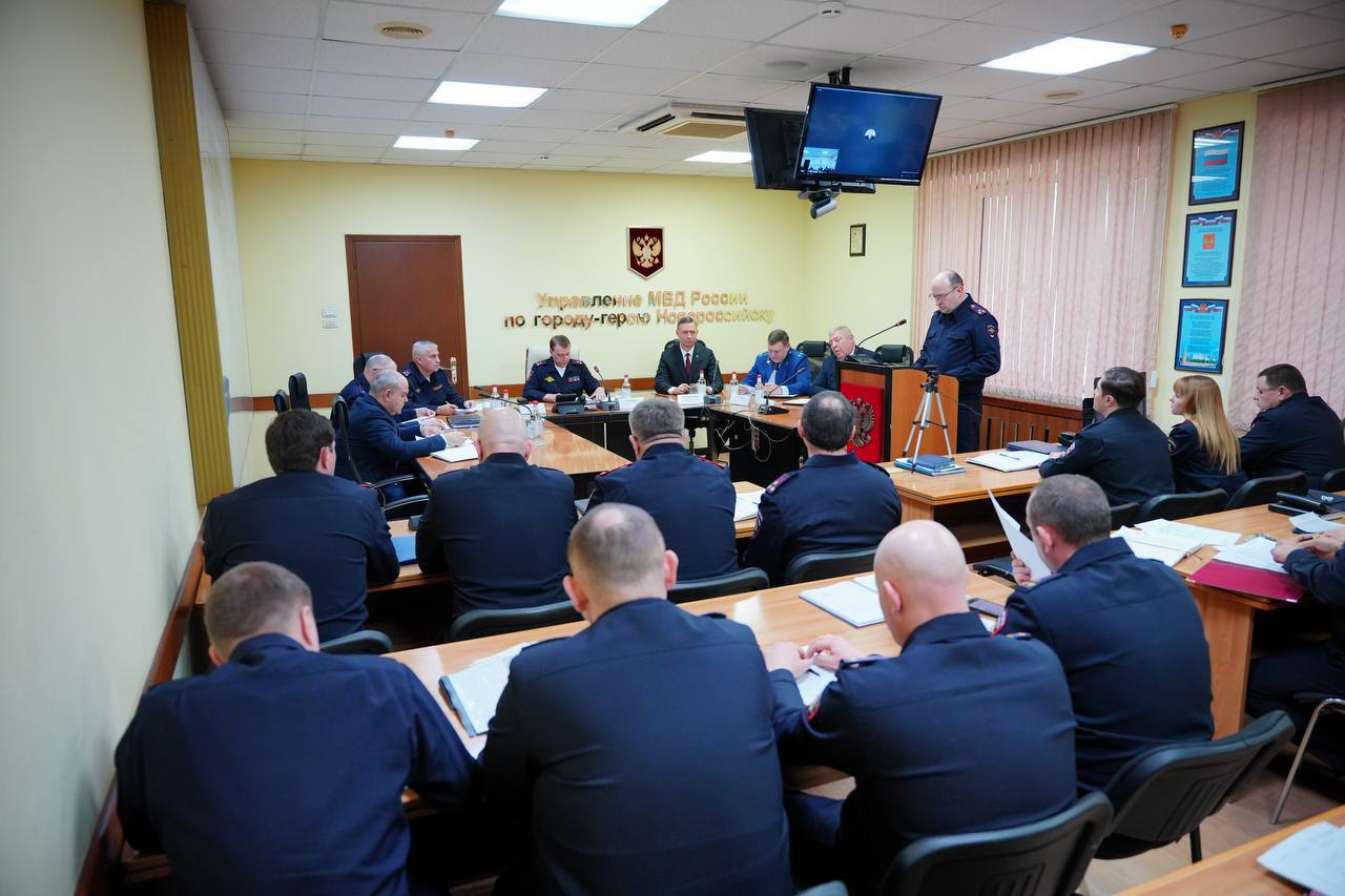 Прокурором города Новороссийска принято участие в подведении итогов работы управления МВД России по г Новороссийску за 2025 год В ходе состоявшегося совещания заслушаны отчеты о проделанной работе проанализирована деятельность подразделений органа внутренних дел а также расследования уголовных дел Обсуждены наиболее важные и требующие осуществления согласованных действий мероприятия и определены первоочередные задачи в сфере противодействия преступности Прокурором города обращено внимание должностных лиц отдела полиции на необходимость активизации работы по профилактике выявлению преступлений совершенных с использованием информационно телекоммуникационных технологий По итогам состоявшегося мероприятия выработаны комплексы мероприятий направленные на повышение эффективности деятельности работы УМВД России по г Новороссийску Определены задачи в сфере противодействия преступности