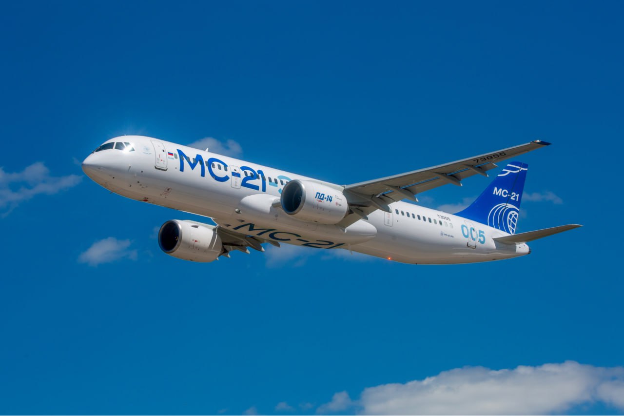 Самолет МС-21 станет гораздо легче за счет применения композитных материалов. Ожидается, что авиастроители смогут уменьшить массу самолета на несколько сотен килограммов. Легче станет крыло самолета, хвостовое оперение, обтекатели и ряд внутренних элементов. – Авиастроители вносят изменения в конструкцию, чтобы реализовать накопленный опыт. Предполагается, что композиты составят большую часть крыла, панели, лонжероны, внутренний силовой набор, все элементы механизации крыла, хвостовое оперение, и достаточно большое количество обтекателей, – отметил Анатолий Гайданский, первый заместитель управляющего директора – директор инженерного центра ПАО «Яковлев». В настоящее время все опытные образцы изготовлены и проходят испытания в центральном аэрогидродинамическом институте имени Жуковского, где для МС 21 организован специальный испытательный стенд.