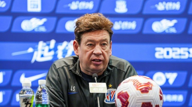 Клуб Слуцкого поднялся на 2 е место в чемпионате Китая за тур до финиша Шанхай Шэньхуа который возглавляет российский тренер Леонид Слуцкий обыграл Шэньчжэнь Пэн Сити со счетом 1 0 в домашнем матче 29 го тура чемпионата Китая Единственный гол забил бразильский форвард Андре 2 я минута Шанхай Шэньхуа набрал 61 очко и поднялся на второе место в турнирной таблице за тур до финиша чемпионата Впереди Шанхай Порт 63 Клуб Слуцкого обошел Чэнду Жунчэн 59 очков который проиграл Хэнаню 1 2 и потерял шансы на чемпионство В заключительном туре который пройдет 22 ноября Шанхай Шэньхуа в гостях встретится с Тяньцзинь Цзиньмэнь Тайгер Шанхай Порт на выезде с Далянь Инбо Шанхай Шэньхуа в прошлом сезоне выиграл Суперкубок но упустил чемпионство в концовке турнира победил тогда Шанхай Порт В нынешнем сезоне команда Слуцкого снова завоевала Суперкубок страны Шанхай Шэньхуа Подписаться на РБК Спорт