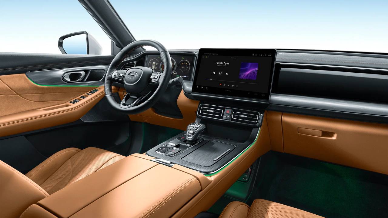 Яндекс Авто появится на автомобилях GAC Медиасистема с отечественным софтом дебютирует на большом кроссовере GAC GS8: усовершенствованная модель появится в продаже в III квартале 2025 года. Пользователи GAC GS8 получат доступ к онлайн-сервисам Яндекса с экрана бортовой медиасистемы: среди доступных функций упомянуты Карты, Музыка и Книги. Кроме того, сервисы можно будет синхронизировать при помощи Яндекс ID, что означает доступ через медиасистему к персонализированному контенту. В дальнейшем список моделей будет расширяться, как и функционал устройства: позднее автомобилистам станет доступен голосовой помощник Алиса.
