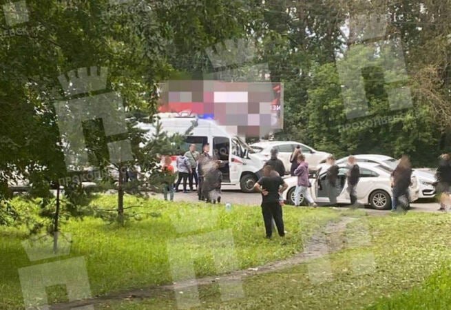 Соцсети: шестилетний ребенок попал под колеса иномарки в Кузбассе  Шестилетний мальчик пострадал в результате дорожно-транспортного происшествия, случившегося в Прокопьевске. Информация об этом появилась в соцсетях.  Очевидцы события сообщают, что авария произошла на улице Серова. По предварительным данным, водитель Mazda совершил наезд на тротуар и якобы сбил ребенка.  По словам свидетелей происшествия, ребенок был госпитализирован в медицинское учреждение с ушибами.