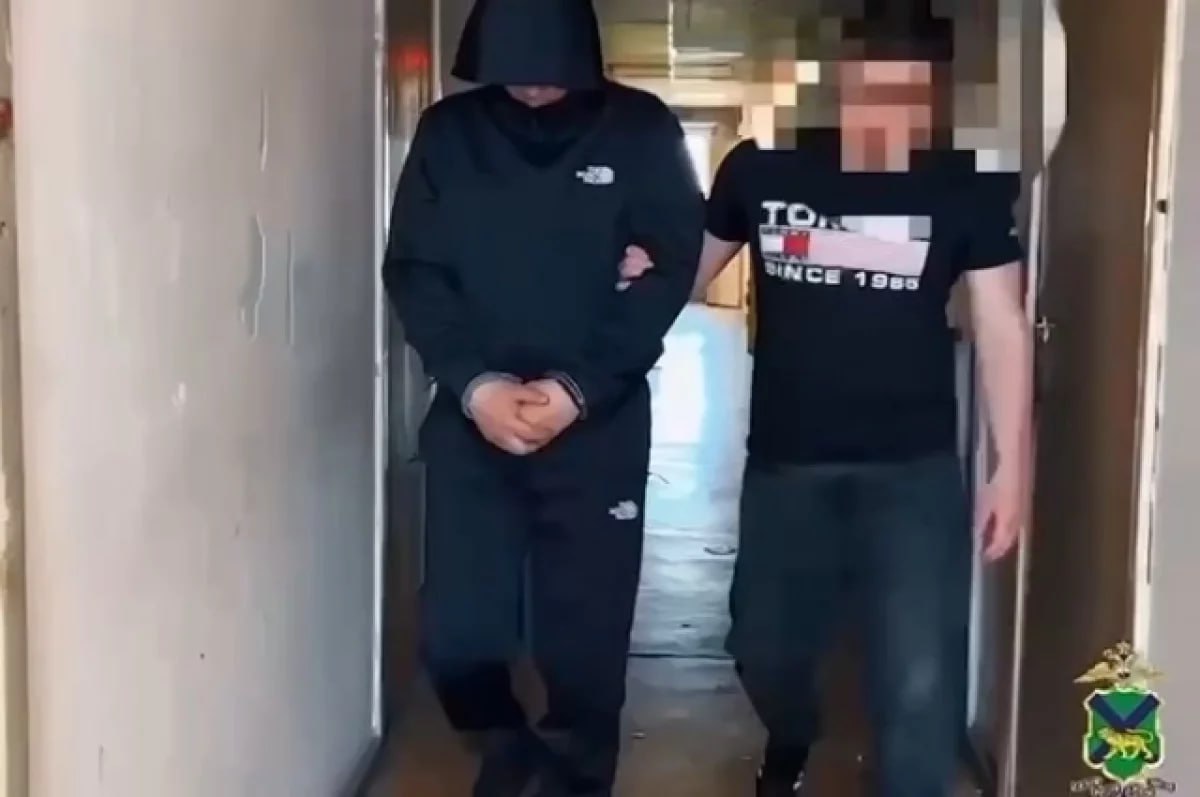 Во Владивостоке сотрудники уголовного розыска задержали подозреваемого в краже из автосервиса на Мысе Кунгасном. Как сообщила пресс-служба УМВД России по городу, 37-летний владелец мастерской обратился в полицию после обнаружения пропажи более 170 тысяч рублей из кассы . В ходе проверки выяснилось, что злоумышленник проник в помещение ночью, разбив окно, и похитил деньги. Подозреваемым оказался 43-летний работник автосервиса с судимостью, который признался, что инсценировал взлом, чтобы скрыть следы преступления . Возбуждено уголовное дело по части 2 статьи 158 УК РФ кража с проникновением, максимальное наказание — до пяти лет лишения свободы . Большая часть похищенных средств возвращена владельцу . #Владивосток #кража #полиция #автосервис #уголовноедело Подробнее