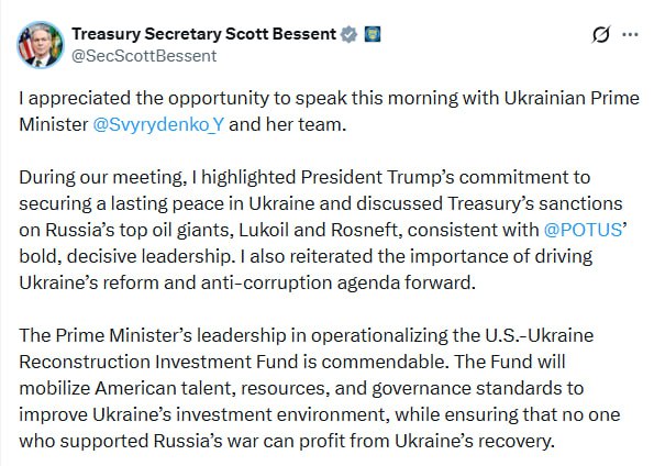 Министр финансов США Скотт Бессент провёл телефонный разговор с премьер министром Украины Юлией Свириденко о чем сообщил в Х Судя по обозначенной Бессентом тематике затрагивался широкий круг вопросов включая околополитические антикоррупционная повестка Ранее подобные вопросы обсуждались американцами обычно либо с Зеленским либо с Ермаком Во время нашей общения я подчеркнул приверженность президента Трампа обеспечению прочного мира в Украине и обсудил санкции Минфина в отношении крупнейших российских нефтяных гигантов Лукойла и Роснефти что соответствует смелому решительному лидерству Дональда Трампа Я также вновь подчеркнул важность продвижения вперёд реформ и антикоррупционной повестки Украины Лидерство премьер министра в реализации Инвестиционного фонда по восстановлению Украины достойно похвалы Фонд мобилизует американские таланты ресурсы и стандарты управления для улучшения инвестиционного климата Украины обеспечивая при этом что никто кто поддерживал войну России не сможет извлечь прибыль из восстановления Украины заявил Бессент Сайт Страна X Twitter Прислать новость фото видео Реклама на канале Помощь
