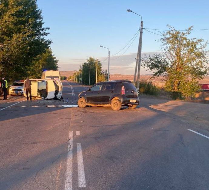 В Бурятии 16-летний парень попал в ДТП на машине своего дедушки Вблизи села Сужа 16-летний водитель автомобиля «Тойота Пассо» на перекрёстке не предоставил преимущества и столкнулся с машиной «Тойота Королла». В результате ДТП травмы различной степени тяжести получили три несовершеннолетних пассажира юного водителя мальчики 14, 15 и 16 лет . После осмотра и оказания медпомощи их отпустили домой. Подросток пояснил, что взял без спроса автомобиль, принадлежащий его дедушке, и следовал со своими друзьями из улуса Хойто-Бэе.