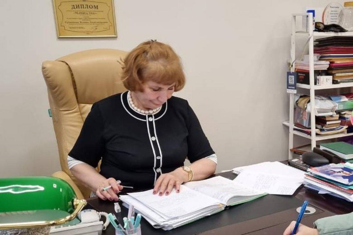 В Магаданской области прошёл Единый день приёма для участников СВО и их семей В рамках приёмов затрагивались практические вопросы: оформление земельных участков, предоставление социальных гарантий, получение медицинской помощи по месту проживания, а также вопросы, связанные с переездом одной из семей в другой регион. «Мы видим, что у семей участников СВО возникает немало вопросов, связанных с оформлением документов, социальной поддержкой и переездом. Наша задача — разъяснить порядок действий, помочь с оформлением заявлений и, при необходимости, направить в компетентные органы, — пояснила руководитель Центра поддержки семей мобилизованных, депутат Ксения Суханкина. Приёмы проходят на постоянной основе. Обратиться за консультацией можно как очно, так и дистанционно. Каждое обращение рассматривается индивидуально, при необходимости осуществляется сопровождение до получения результата.