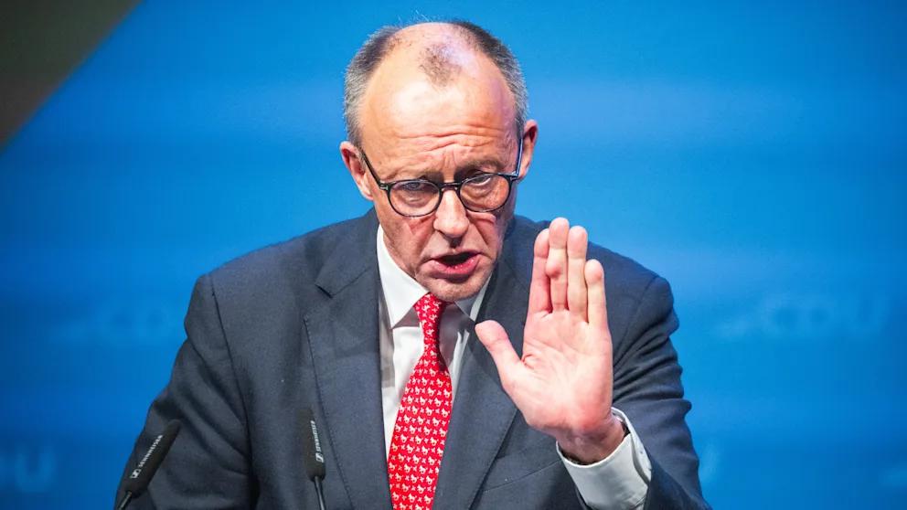 Мерц обвинил Альтернативу для Германии в глубоко укоренившемся кумовстве и не исключил ужесточения закона для борьбы с ним Канцлер Германии Фридрих Мерц вмешался в дискуссию о предполагаемом кумовстве в партии Альтернатива для Германии Поводом стали случаи выявленные в Саксонии Анхальт и других землях где родственники депутатов АдГ работают помощниками у других парламентариев той же партии Я хотел бы избавить нас от нового законодательного регулирования Однако учитывая масштабы злоупотреблений нам возможно не удастся этого избежать отметил Мерц По словам канцлера с Альтернативой для Германии нужно бороться разными методами Мы должны не только ставить на место АдГ по сути но и разоблачить их истинное лицо как партии якобы честных людей и патриотов на самом деле для нее характерны глубоко укоренившиеся кумовство и непотизм добавил Мерц При этом Мерц признал и ответственность собственной партии за рост популярности Альтернативы для Германии ХДС долго оставляла слишком много пространства для тем которые сегодня АдГ в совершенно недопустимом упрощении берет под контроль Например тему миграции резюмировал он BILD Russian