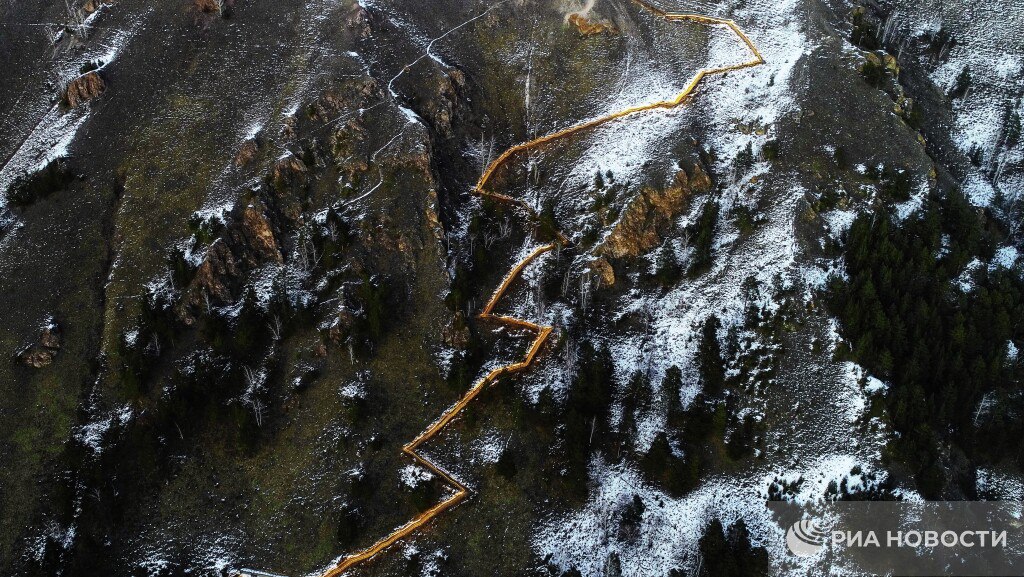 Сибиряки переночевали в 43 градусный мороз в палатке на Торгашинском хребте Экстремальную ночевку мужчины устроили ради получения опыта У них были с собой самые обычные палатки и спальники доступные любому туристу а не дорогостоящие профессиональные модели Мы действующие инструкторы проводники мы занимаемся активным туризмом Для меня это подготовка себя и организма к различным непредвиденным ситуациям на горных маршрутах Мы специально поднялись на гору для того чтобы достать еще более суровые условия потому что на вершине горы всегда холоднее всегда ветренее по ощущениям там было около минус 50 градусов Подписаться на РИА Новости