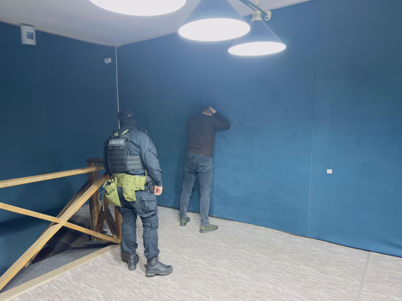 В Орске полиция и ФСБ накрыли подпольный покерный клуб с десятком столов Располагался он на улице Олимпийской В помещении проводились азартные игры с использованием 10 покерных столов фишек и карт Четыре местных жителя организовали незаконный бизнес получая доход Возбуждено уголовное дело по ч 3 ст 171 2 УК РФ Незаконная организация и проведение азартных игр организованной группой Оборудование и деньги изъяты Фото и видео УМВД России по Оренбургской области Урал56 Ру в MAX