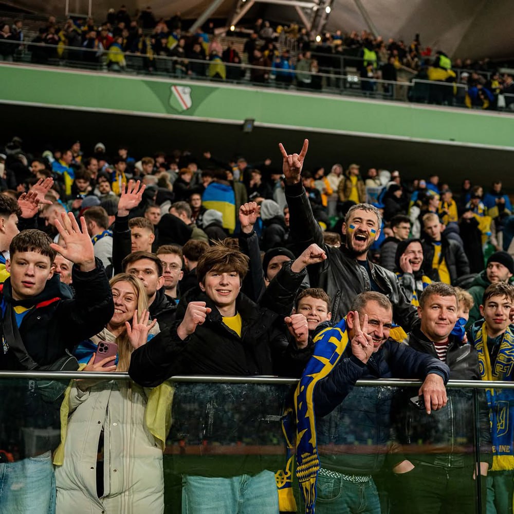 УЕФА оштрафовал Украинскую ассоциацию футбола за антироссийский баннер За это нарушение которое произошло во время матча отбора на Евро 2024 против Исландии в марте 2024 года УАФ заплатит штраф в размере 15 тысяч евро Еще 19 тысяч евро придется заплатить за выбегание болельщиков в недавнем матче с той же Исландией в отборе на ЧМ 2026 Подписывайтесь на РИА Новости Спорт в MAX