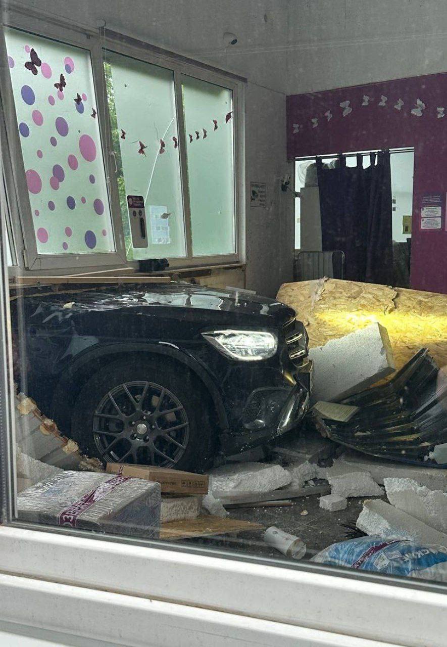 Женщина за рулем Mercedes протаранила пункт выдачи заказов на Рублёвке. Сообщается, что она не справилась с управлением и влетела внутрь помещения. Чудом никто не пострадал.