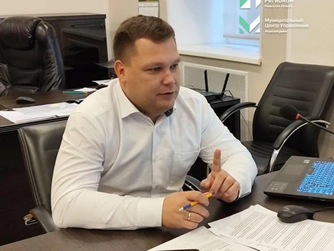 Бывший глава администрации Рязанского района Борис Ясинский назначен заместителем главы мэрии Рязани Соответствующее распоряжение подписал и о главы администрации Дмитрий Лощинин сообщили в пресс службе мэрии Борис Викторович в последние годы работал на различных руководящих должностях В 2021 году занимал должность начальника отдела капитального ремонта и мониторинга жилищного фонда управления энергетики и жилищно коммунального хозяйства администрация города Рязани говорится в публикации В 2023 году Ясинского назначили на пост заместителя главы администрации города Касимова а в 2024 м чиновник возглавил мэрию Рязанского района В должности заместителя главы администрации города Рязани Борис Ясинский будет курировать социальную сферу