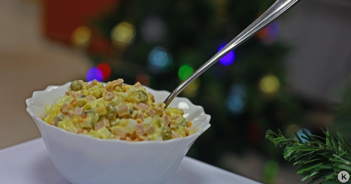 В Госдуме предложили включить в школьное меню новогодние блюда В Госдуме предложили включить в школьное меню новогодние блюда Об этом пишет Российская газета со ссылкой на заявление вице спикера Госдумы Владислава Даванкова Новые люди Новогодние блюда хотят включить в рацион в первые две недели после зимних каникул Считаем целесообразным внести изменения в рекомендуемые Роспотребнадзором примерные меню для школ дополнив их возможностью включения праздничных новогодних блюд в рацион школьников говорится в документе В школьном меню на данный момент нет элементов которые отражают новогоднюю культуру Например салат Оливье можно готовить в облегчённой рецептуре а блюдо заливное делать из постного отварного мяса или рыбы с натуральным желе Также школьникам хотят давать мандарины в рамках рекомендованной фруктовой порции обеда Реализация данной меры позволит сделать питание в школьных столовых более праздничным продлить у детей ощущение новогодних каникул а также создать в столовой атмосферу домашнего уюта и тем самым облегчить возвращение к учёбе после длительного отдыха сказано в письме