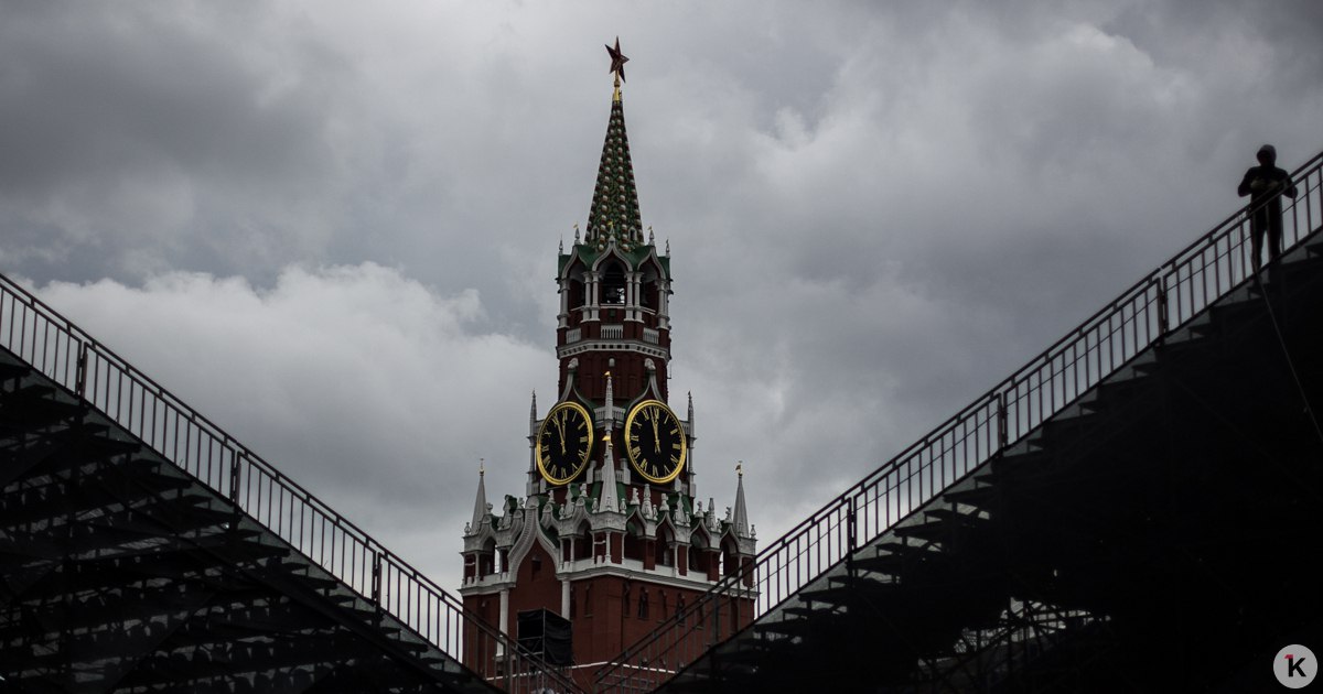 В Москве с 1 января 2026 начнут применять ИИ и камеры на БПЛА для выявления нарушений в благоустройстве Соответствующий закон подписал Владимир Путин Документ предусматривает проведение в Москве эксперимента по использованию технологий искусственного интеллекта камер и технического и программного обеспечения для выявления нарушений в сфере благоустройства и городского хозяйства Эксперимент пройдёт с 1 января 2026 года по 31 декабря 2028 года Власти будут использовать камеры городской системы видеонаблюдения а также средства съёмки на автомобилях и беспилотных летательных аппаратах В эксперименте применят и иные виды средств имеющих функции аудиозаписи обнаружения распознавания анализа и идентификации объектов Это комплексы нейронных сетей сигнальные датчики лазерная система измерения LIDAR инфракрасная спектрометрия контрольно измерительные пункты массы