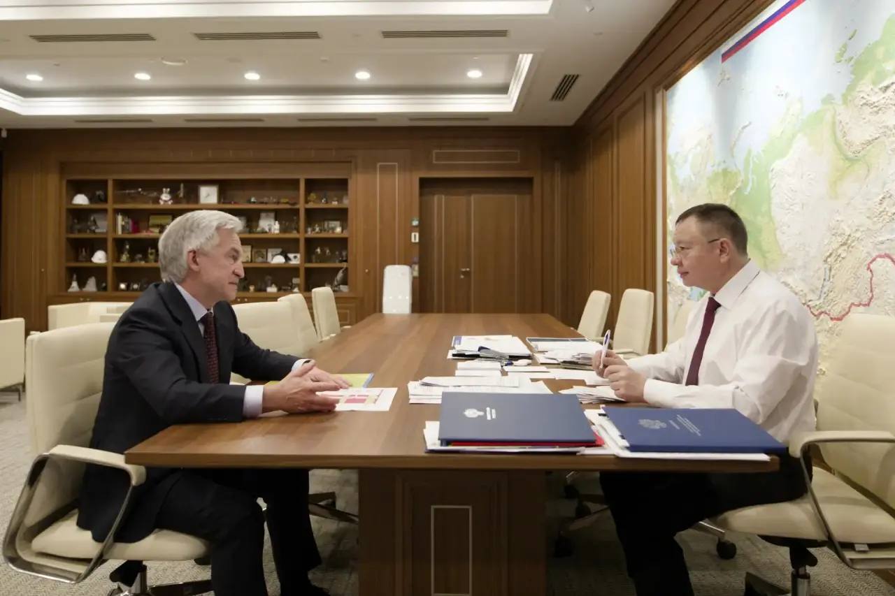 Глава Минстроя России Ирек Файзуллин и заместитель председателя правительства Амурской области Павел Матюхин обсудили вопросы развития жилищного строительства и модернизации ЖКХ в регионе В центре внимания реализация нацпроекта Инфраструктура для жизни а также инициативы по совершенствованию регулирования деятельности ресурсоснабжающих организаций и модернизации коммунального хозяйства В Амурской области ведется комплексная работа направленная на повышение качества инфраструктуры для граждан в соответствии с Указом Президента России 309 Согласно данным Росстата за 11 месяцев 2025 года в Амурской области введено 270 7 тыс м² жилья По программе расселения аварийного жилищного фонда с 2019 года переселено 8 71 тыс человек из 157 13 тыс м² жилья За счет средств механизмов входящих в Инфраструктурное меню планируется реконструировать объекты ЖКХ а также построить дошкольное учреждение В рамках федерального проекта Формирование комфортной городской среды завершены работы на 11 территориях Амурская область активно участвует во Всероссийском конкурсе лучших проектов создания комфортной городской среды на который было представлено десять заявок Победителями стали семь из них В частности это концепции пространств в Благовещенске Свободном Зее Завитинске Сковородине Прогрессе и Архаре В фокусе внимания также актуализация законодательной базы строительной отрасли и сферы ЖКХ В их числе совершенствование механизма КРТ для повышения степени вовлеченности ресурсоснабжающих организаций в модернизацию коммунального хозяйства Минстрой России в MAX