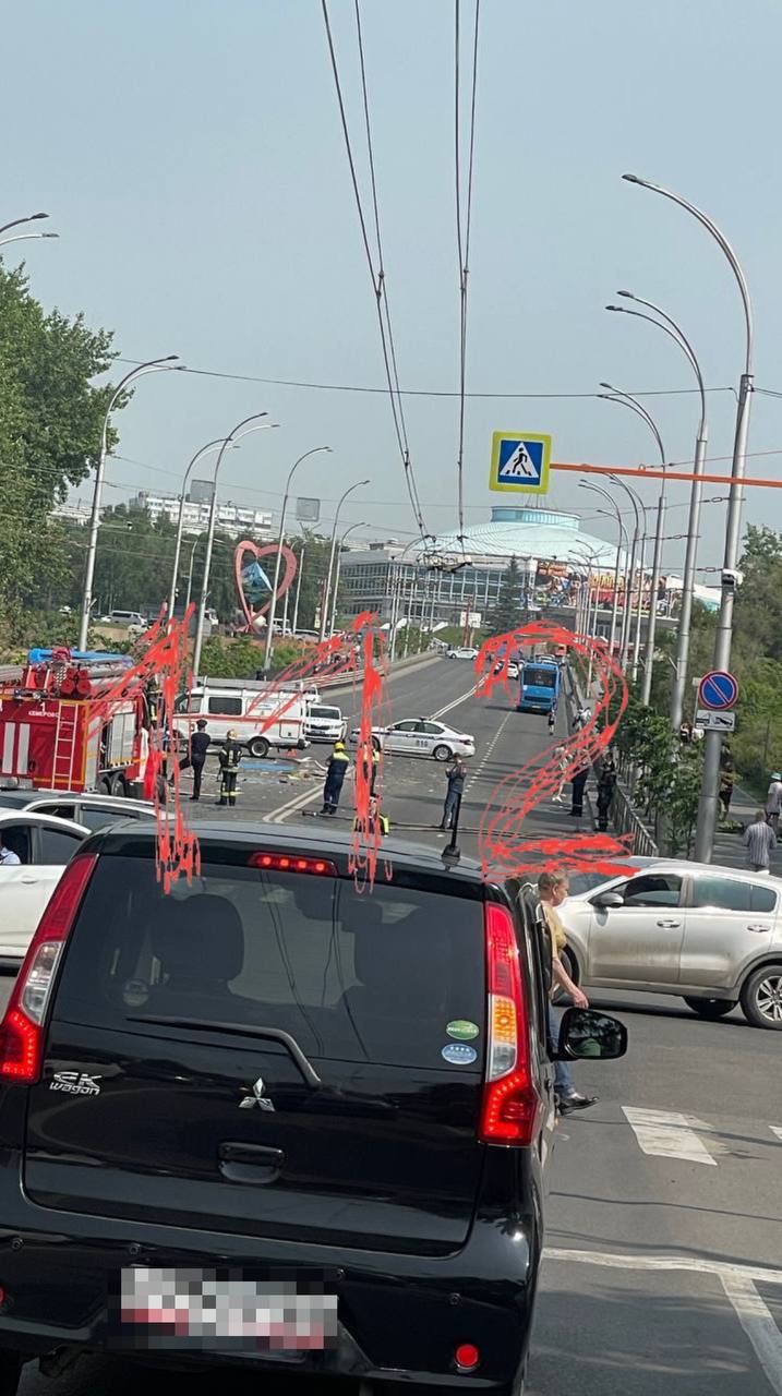 Три человека пострадали при взрыве газа в автобусе в Кемерове. Предварительно, газовый баллон, который находился на крыше, взорвался во время движения транспорта. В салоне находилось 12 пассажиров, 3 из них потребовалась помощь медиков. Возбуждено уголовное дело.