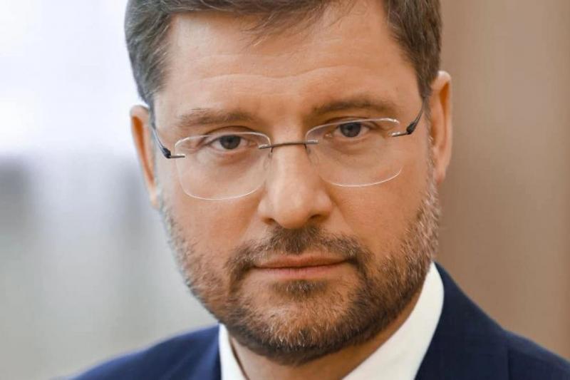 Губернатор Михаил Котюков назначил исполняющего обязанности председателя правительства Красноярского края Эту должность занял Алексей Медведев который до этого работал заместителем председателя в региональном кабинете министров На сегодня Медведев будет временно возглавлять правительство Его же кандидатуру я представлю Законодательному собранию для согласования на должность следующего премьера сообщил Котюков Подробнее на Бабре красноярск kras 24