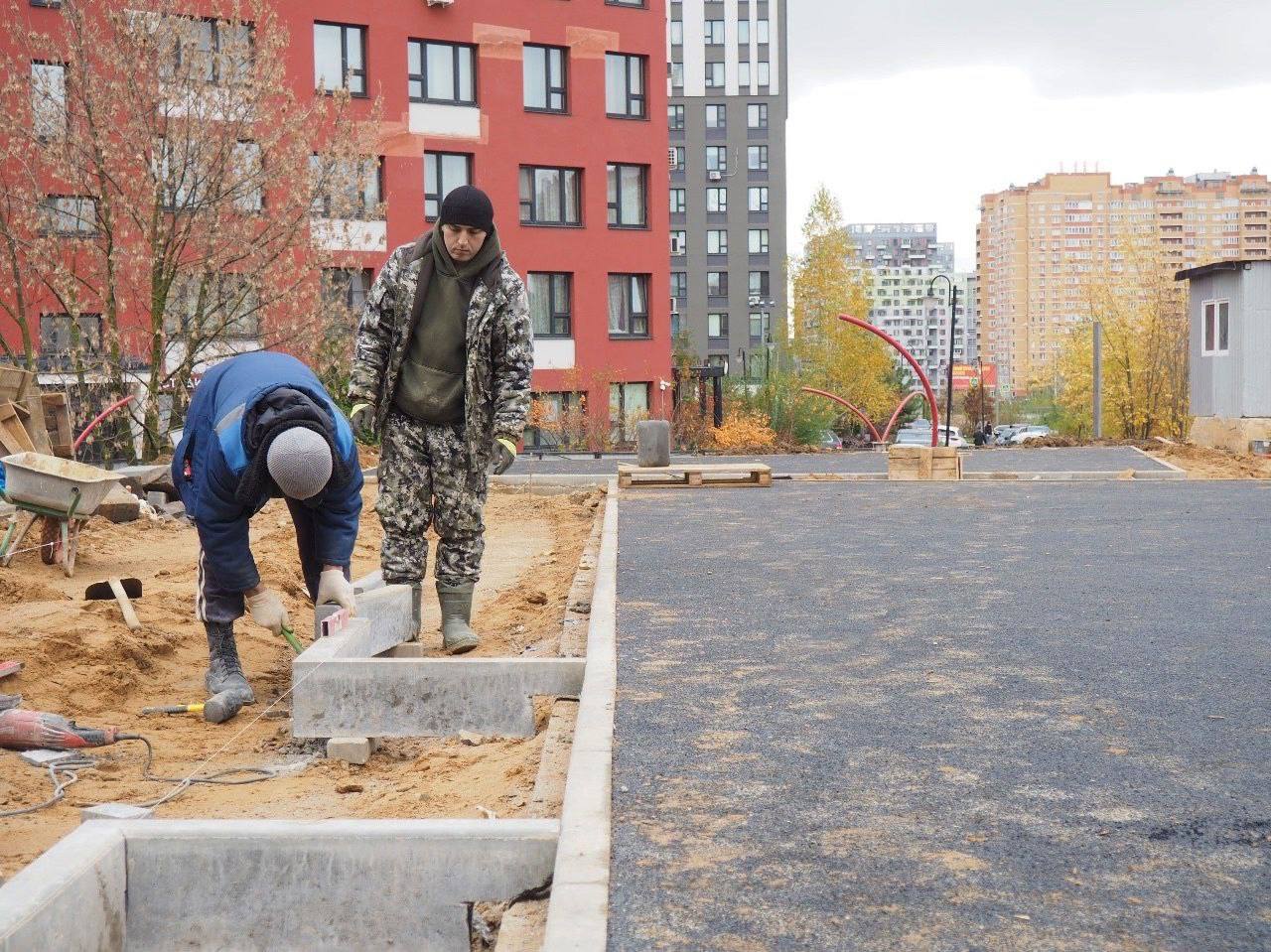 В Коммунарке продолжается строительство детского сада  Дошкольное учреждение площадью около 2,7 тысяч кв. м. возводится в ЖК «Новая Звезда». Детский сад рассчитан на 225 малышей, 9 групп от 3 до 7 лет.  В здании предусмотрены физкультурный и музыкальные залы, помещения для творческих занятий и кружков, кабинеты психолога и логопеда.  Строители проводят фасадные работы, завершают черновую отделку внутренних помещений, обустраивают инженерные коммуникации и монтируют вентиляционную систему.  На прилегающей территории полным ходом идет благоустройство площадок для прогулок и дорожно-тропиночной сети, на подготовленные основания специалисты укладывают травмобезопасное покрытие, а в ноябре планируют установить малые архитектурные формы.  Дошкольное учреждение спроектировано по всем современным стандартам для всестороннего развития детей, ввод в эксплуатацию планируется в 2025 году.